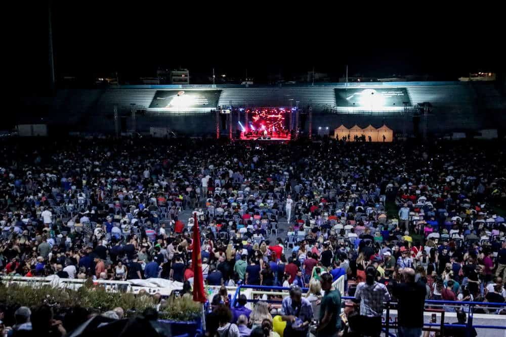 Πλήθος κόσμου στη συναυλία στη μνήμη του Δημήτρη Μητροπάνου που διοργάνωσε η ΚΝΕ