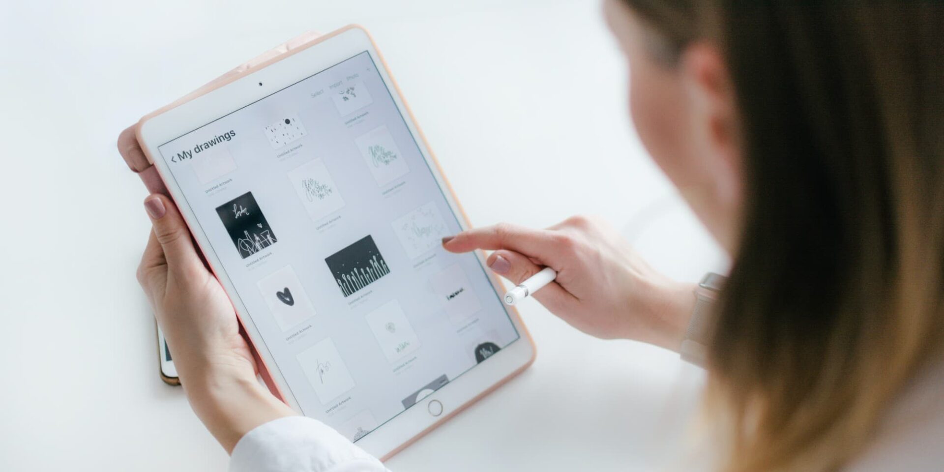 Μία γυναίκα με το tablet της