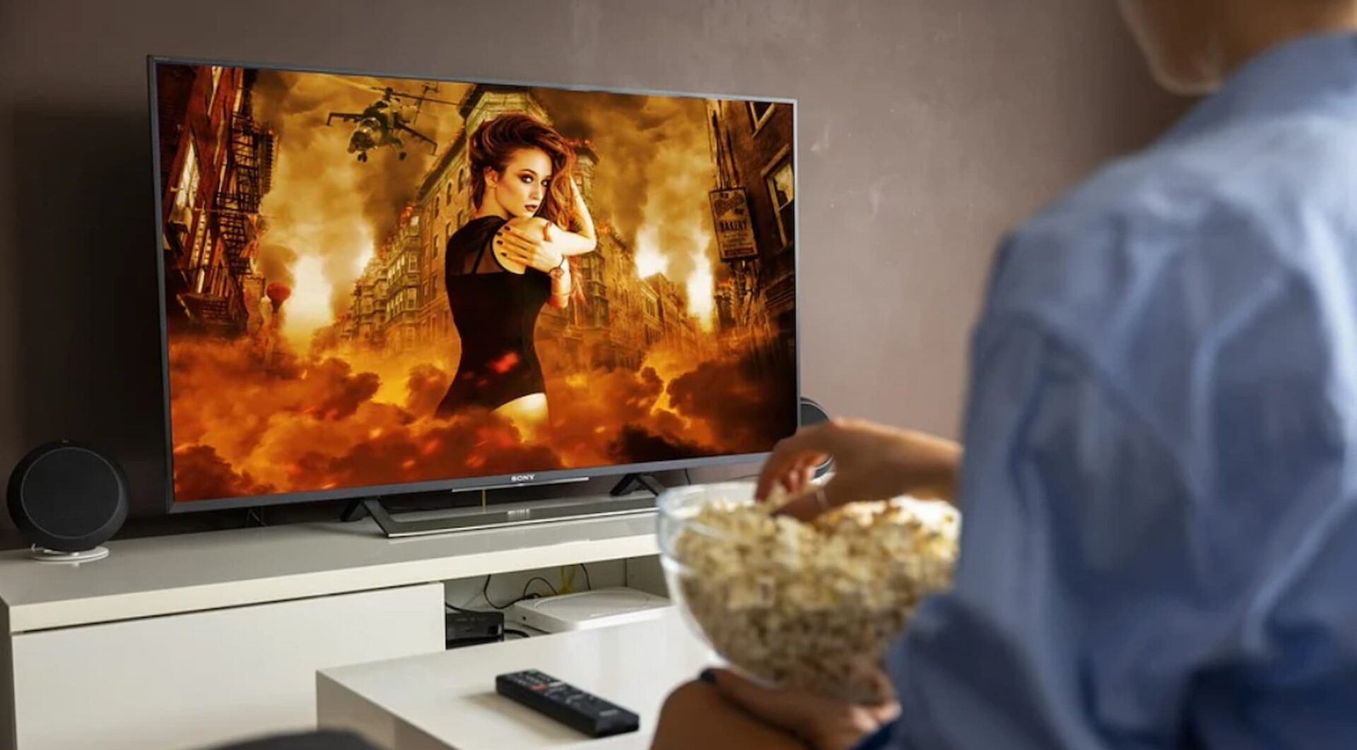 Άνδρας βλέπει τηλεόραση