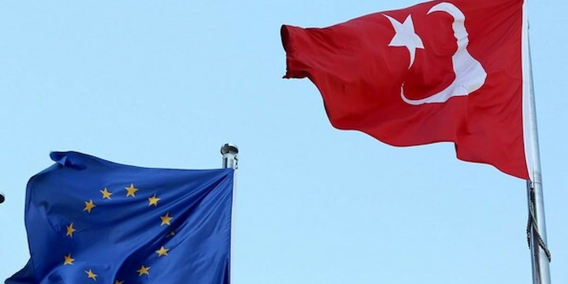 Η Τουρκία και η ΕΕ, με τις σημαίες τους πλάι πλάι