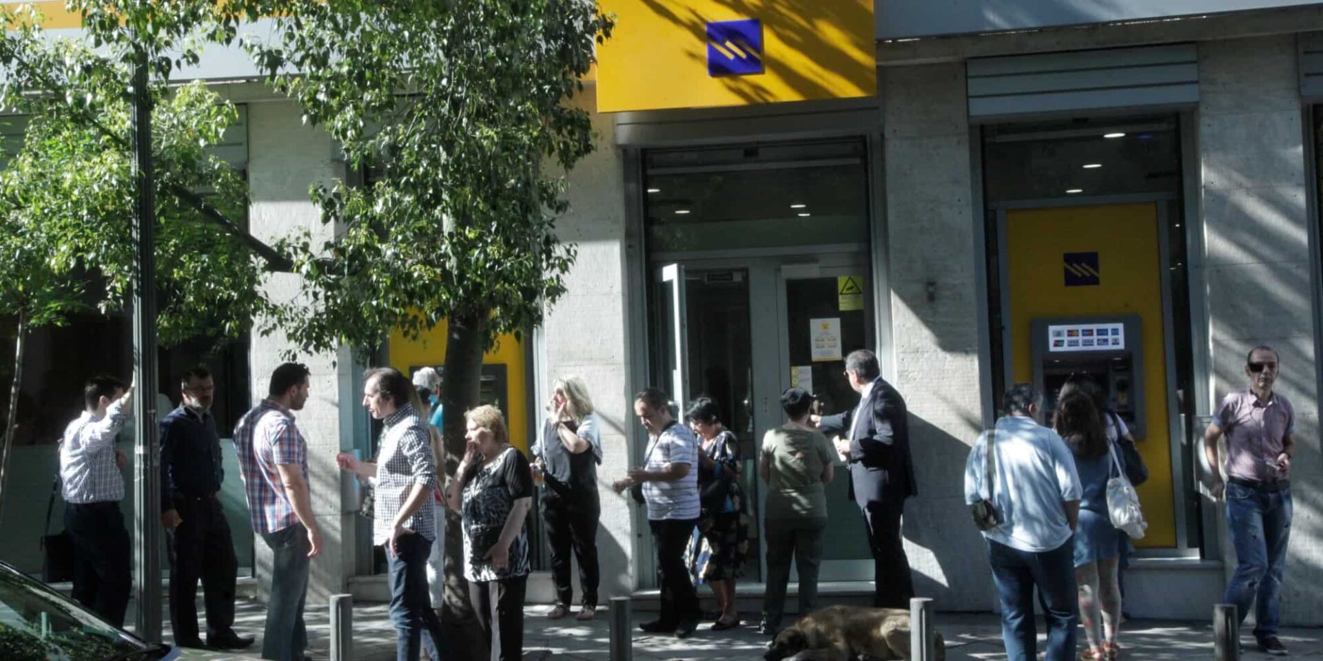 Κόσμος έξω από την τράπεζα