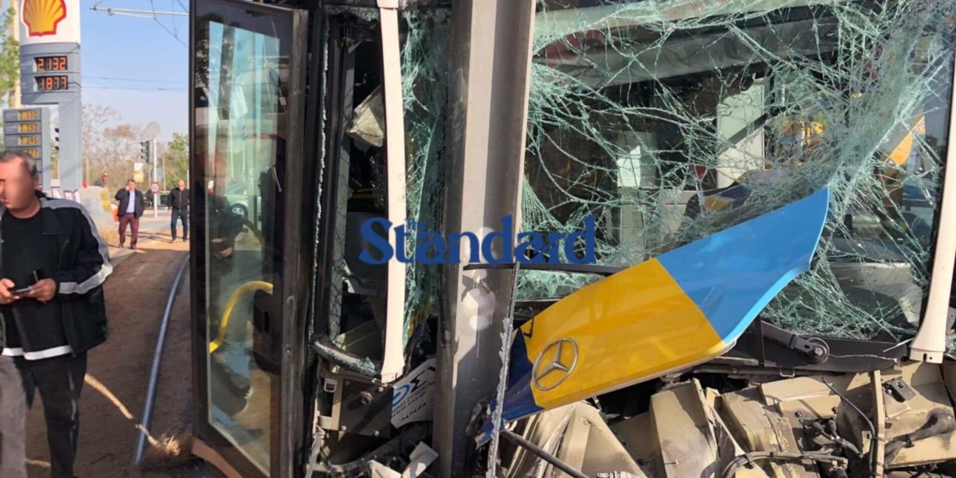 Το λεωφορείο που «καρφώθηκε» σε κολώνα στην παραλιακή