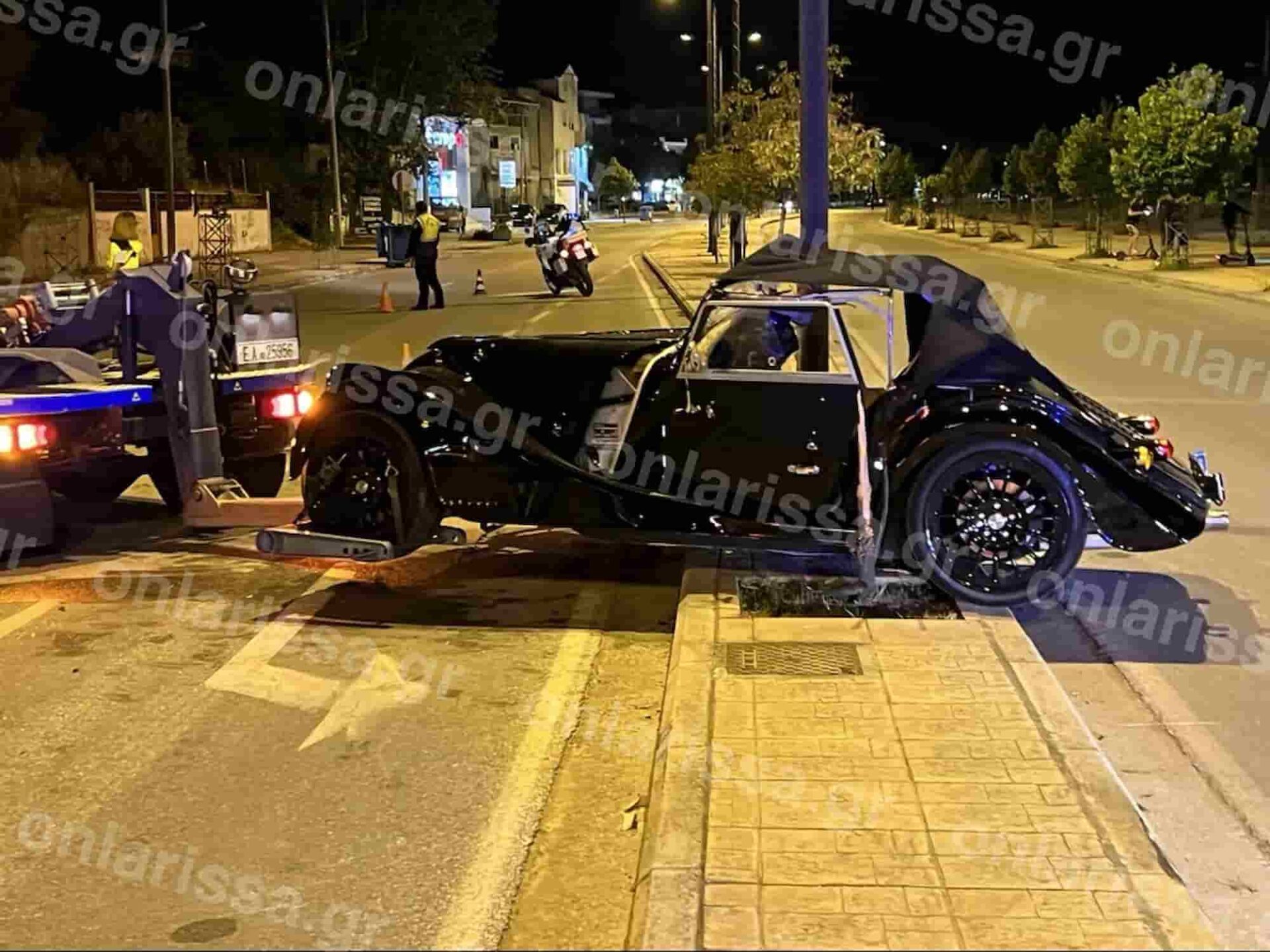 Το αυτοκίνητο που έπεσε σε κολώνα