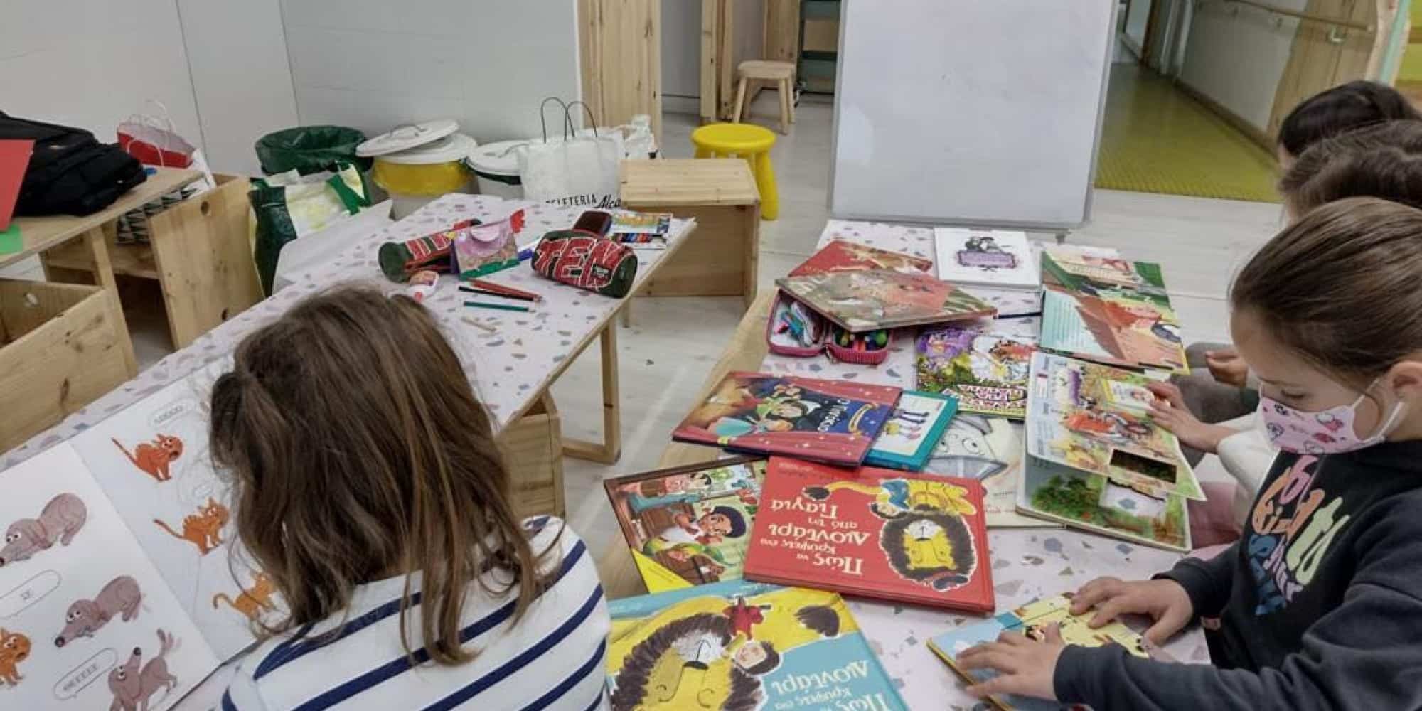 Το Μαξίμου έστειλε βιβλία σε παιδιά στη Μαδρίτη