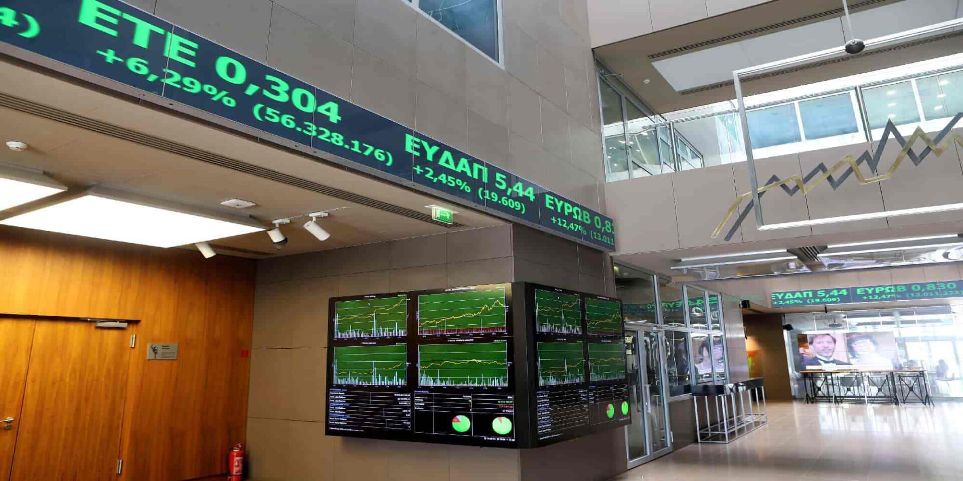 Χρηματιστήριο Αθηνών που δείχνει ανοδικό ταμπλό