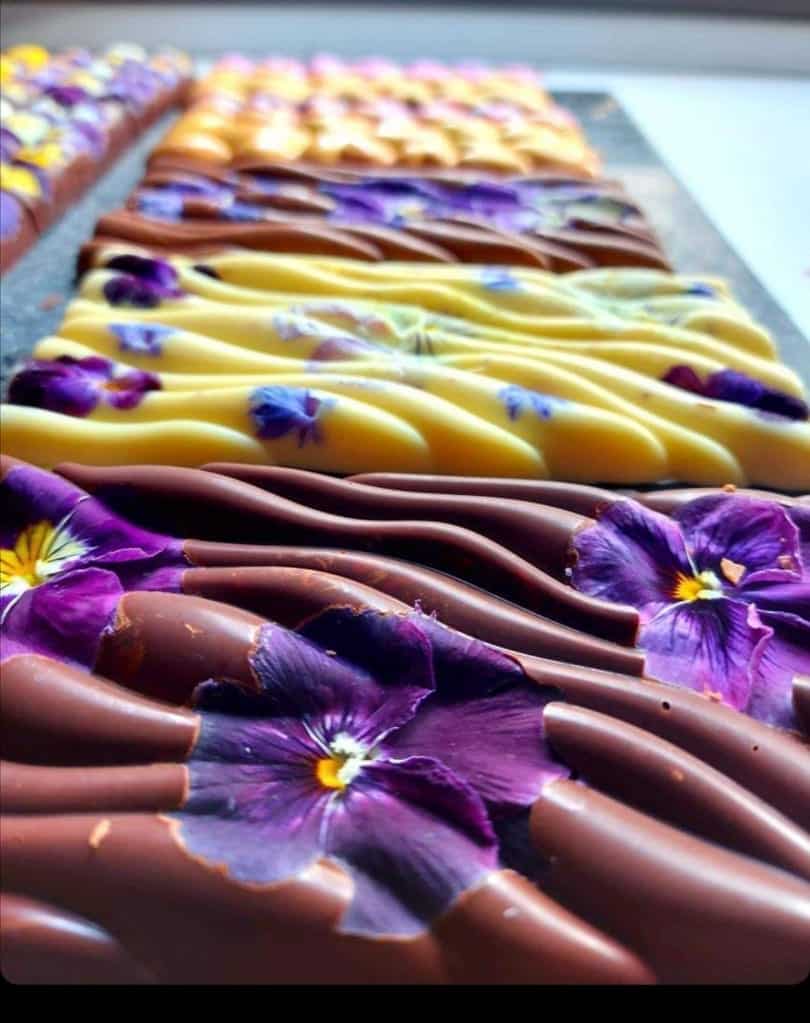 φωτο2 - Πρωτότυπα δώρα για την γιορτή της «Μητέρας» - Σοκολατένια γλυκά με βρώσιμα λουλούδια (εικόνες)
