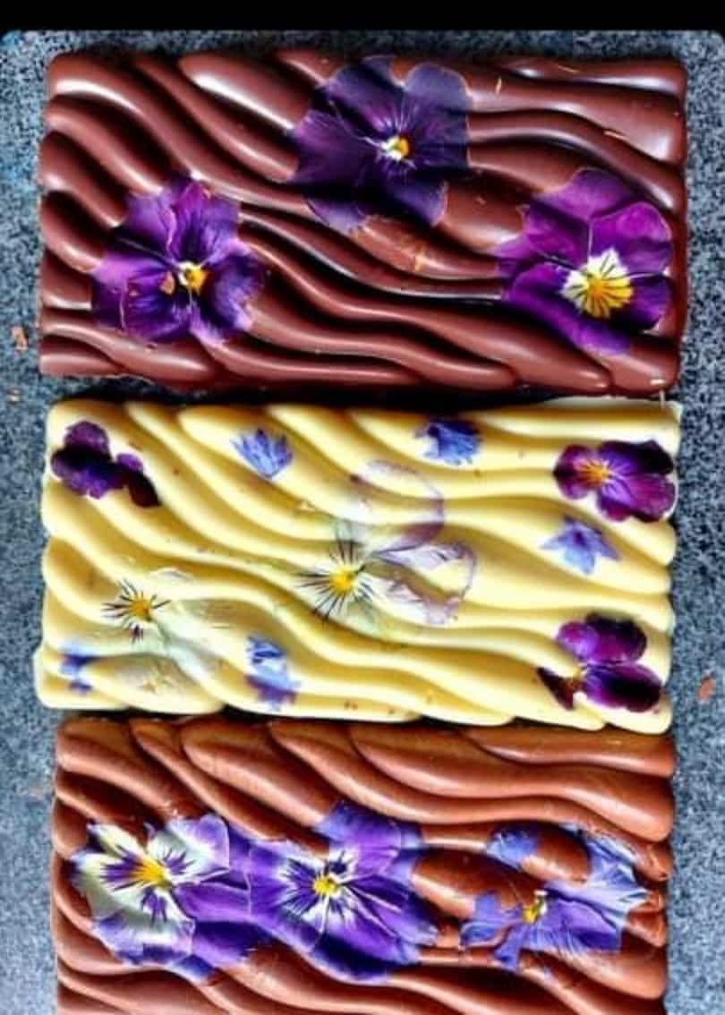 φωτο7 - Πρωτότυπα δώρα για την γιορτή της «Μητέρας» - Σοκολατένια γλυκά με βρώσιμα λουλούδια (εικόνες)