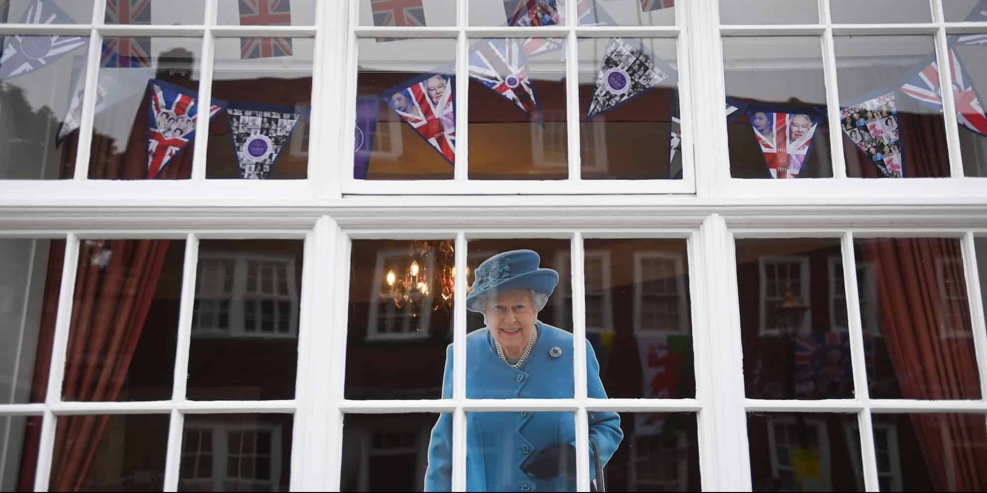 Φωτογραφία της Βασίλισσας Ελισάβετ σε παράθυρο