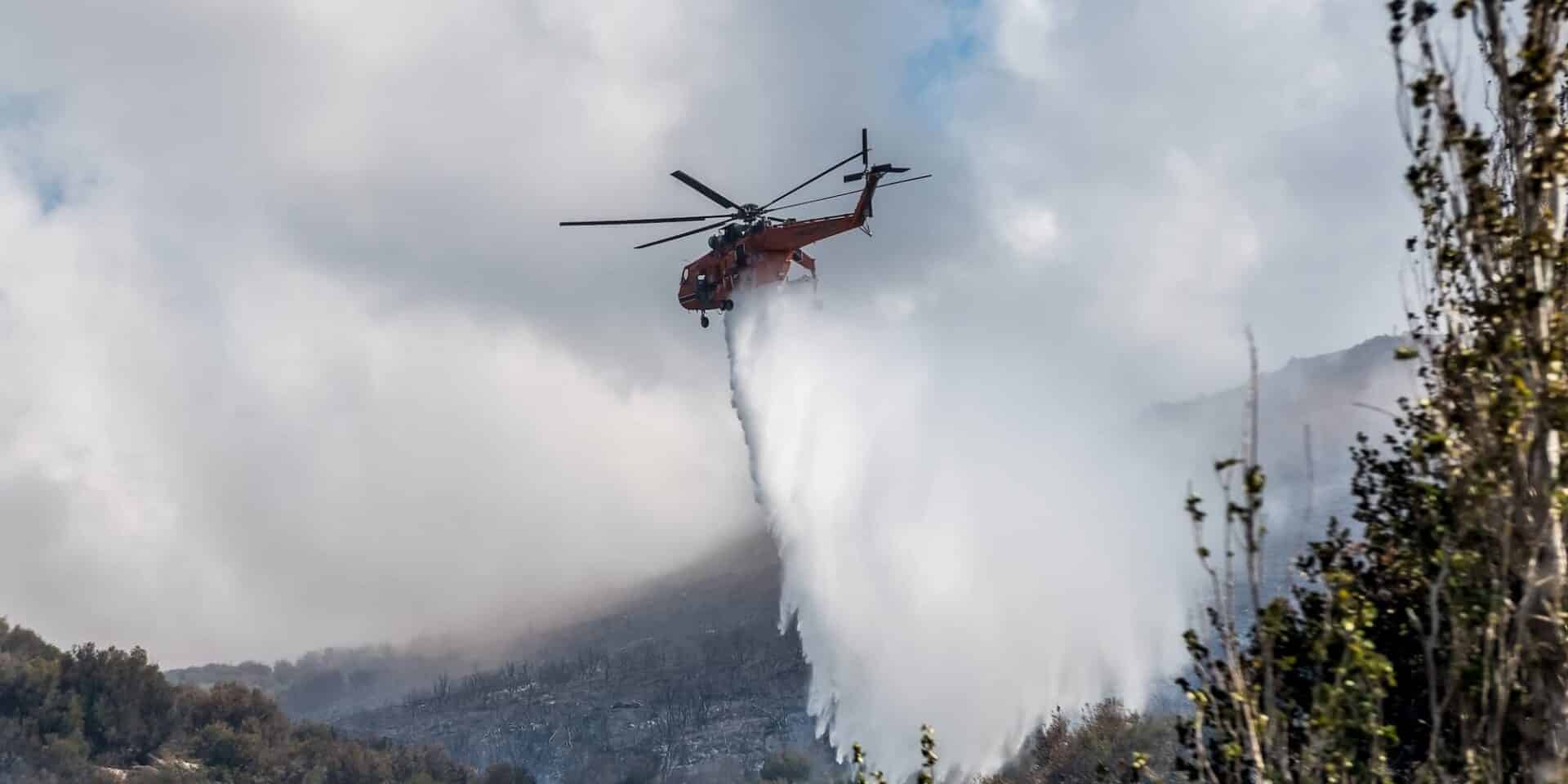 Ελικόπτερο επιχειρεί στην Εύβοια