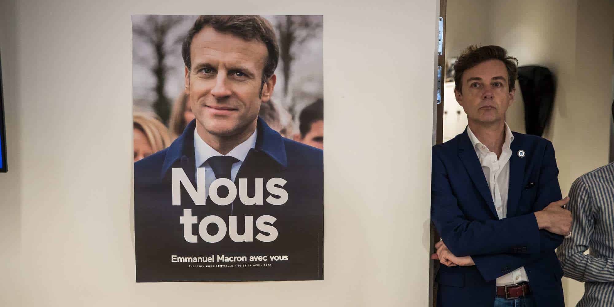 Αφίσα του Εμανουέλ Μακρόν, την ώρα που υποστηρικτές του παρακολουθούν τα αποτελέσματα των εκλογών στην Γαλλία