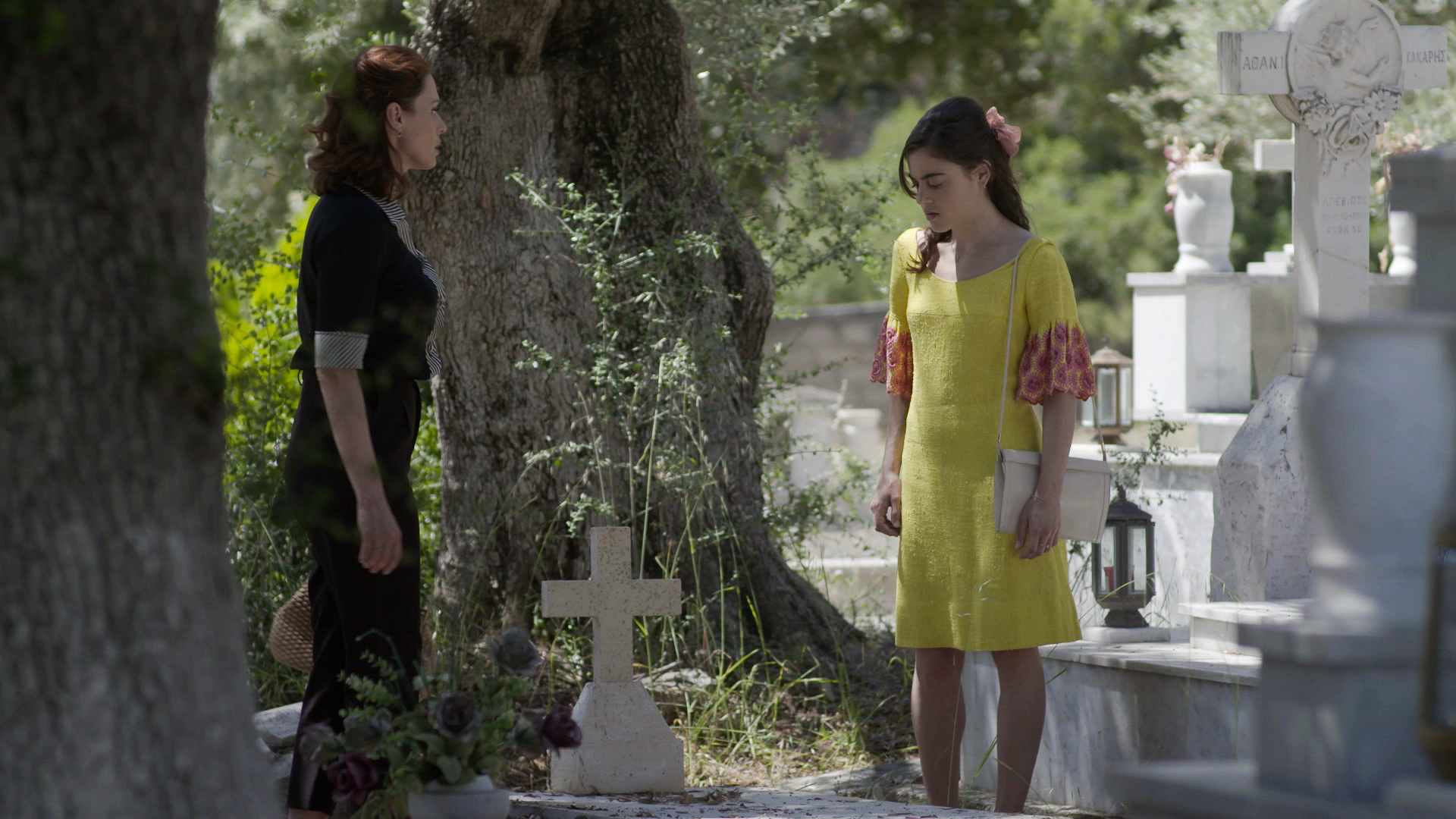 Η Ζωή και η Κορίνα σε σκηνή της σειράς του ΑΝΤ-1 «Άγριες Μέλισσες»
