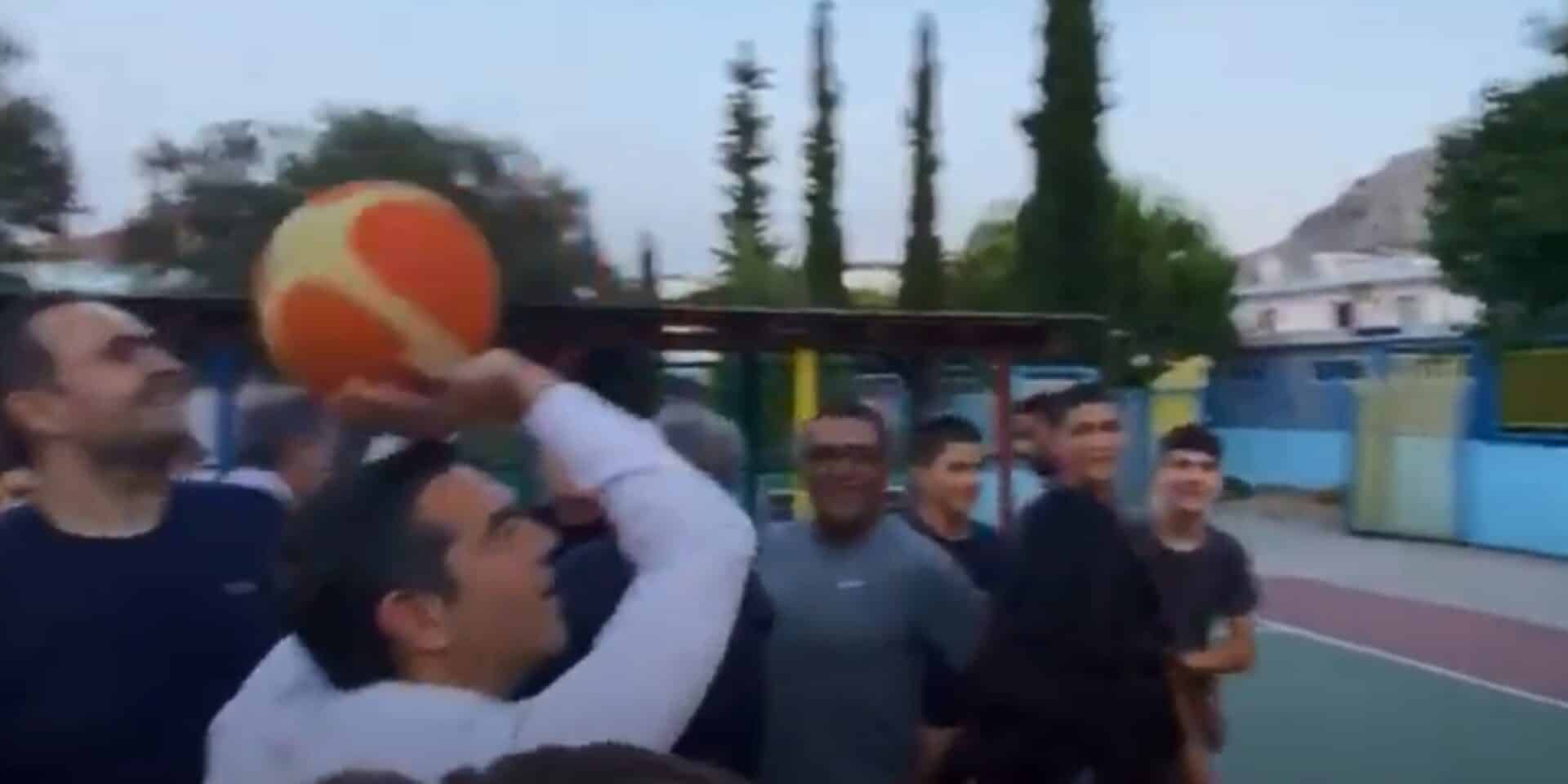 Ο Αλέξης Τσίπρας ρίχνει βολή στο μπάσκετ