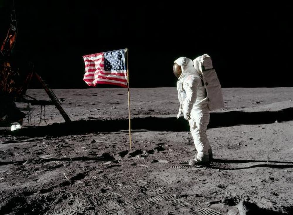 Η πρώτη προσεδάφιση στο φεγγάρι