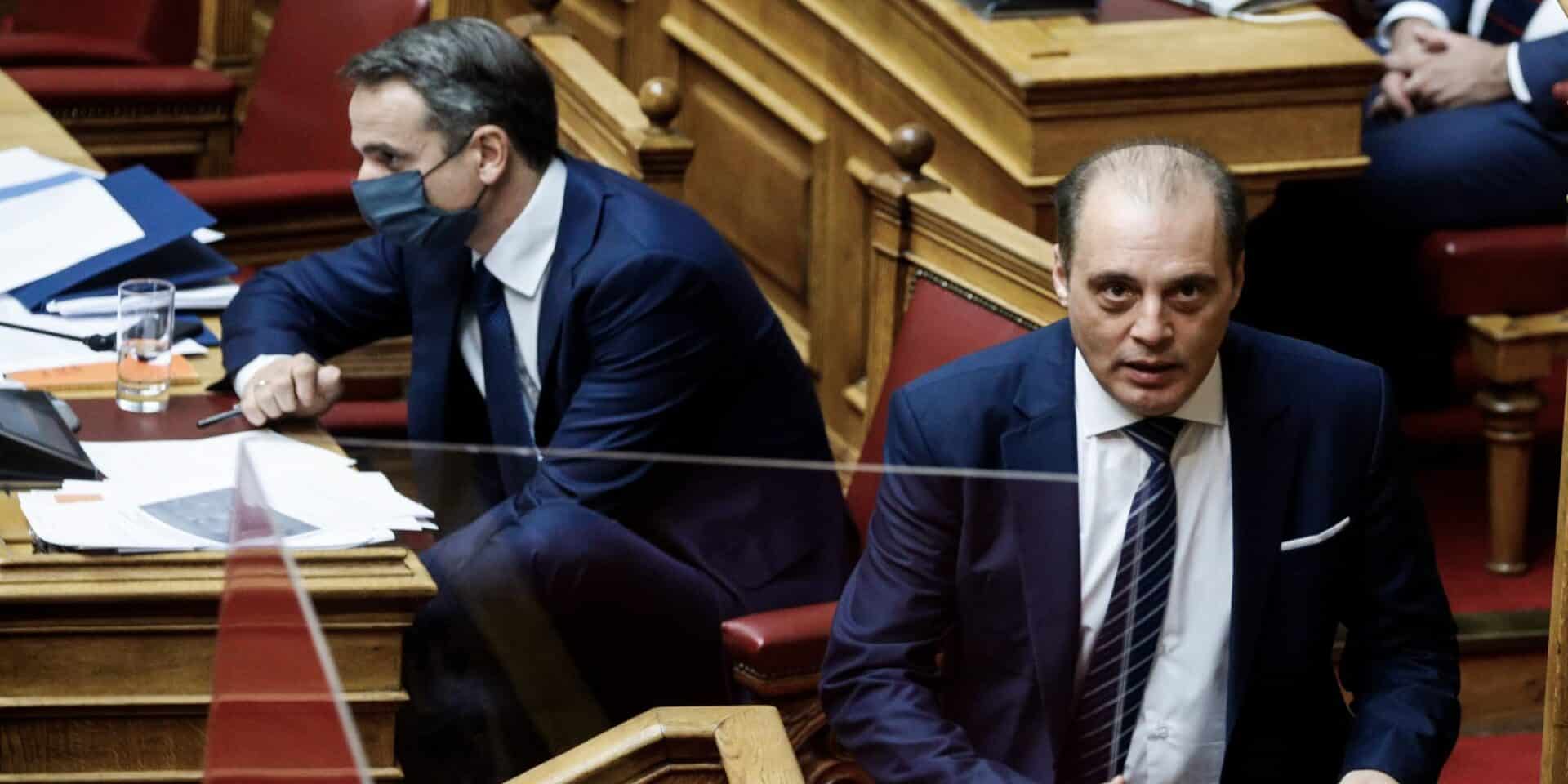 Κυριάκος Βελόπουλος μπροστά από τον Κυριάκο Μητσοτάκη