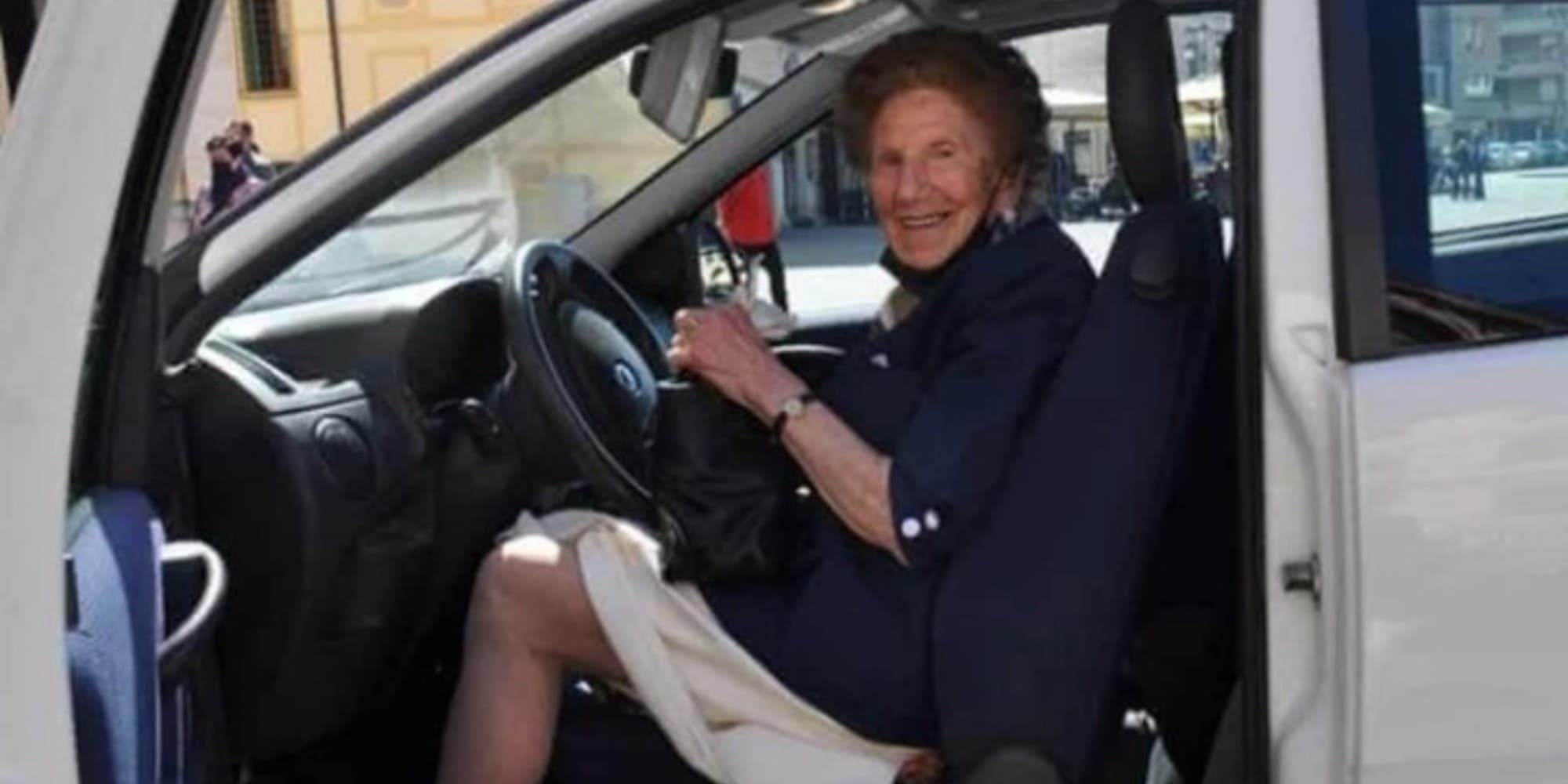 Η αιωνόβια γιαγιά από την Ιταλία χαρούμενη που ανανέωσε το δίπλωμά της