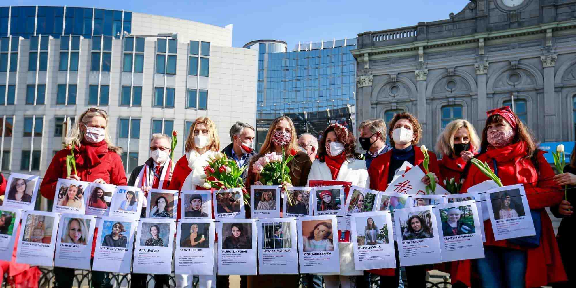 Διαδήλωση γυναικών από Πολωνία και Λευκορωσία για τις αμβλώσεις μπροστά στο κτίριο της Ευρωβουλής στις Βρυξέλλες