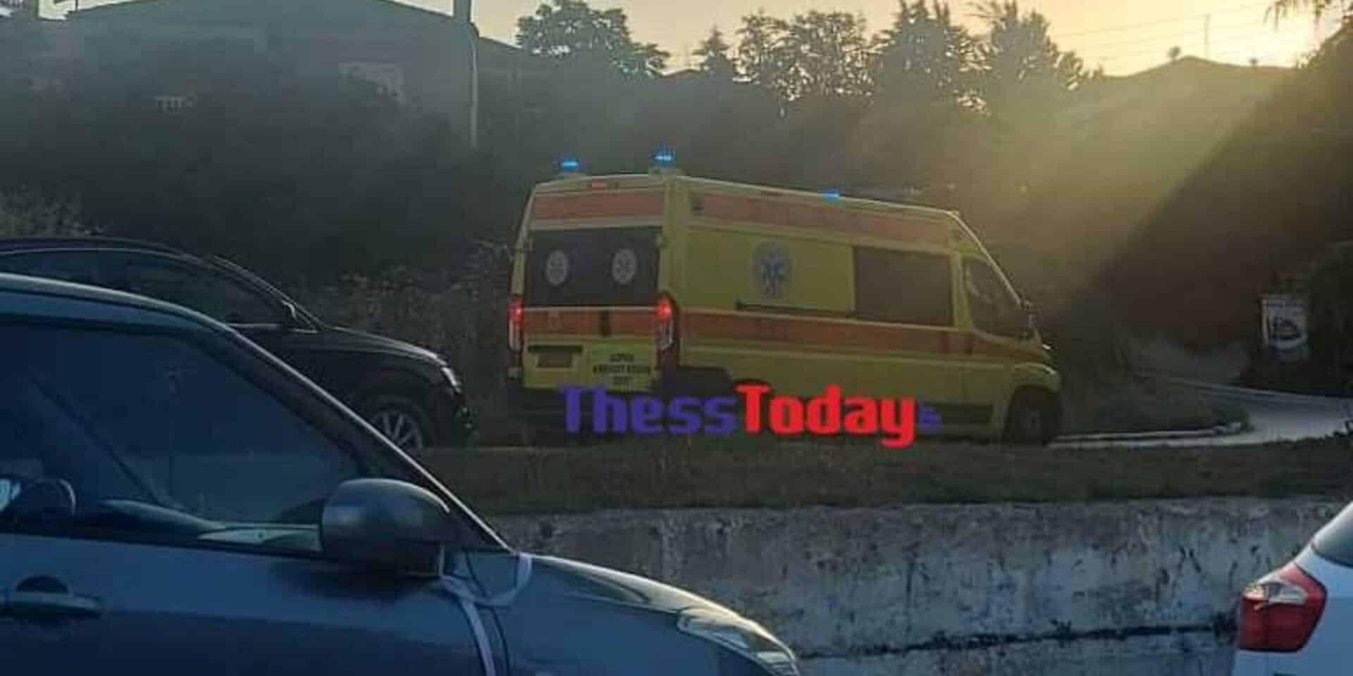 Ασθενοφόρο και αυτοκίνητα στο παραλία Επανωμή για τους 2 Ρώσους που έκαναν ψαροντούφεκο