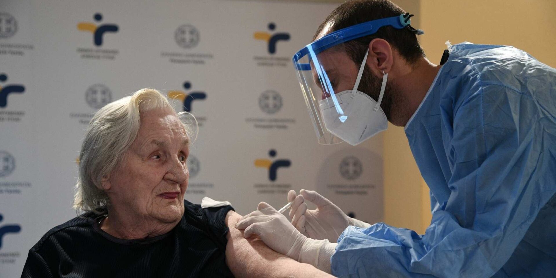 Ηλικιωμένη εμβολιάζεται από μονάδα του ΕΟΔΥ