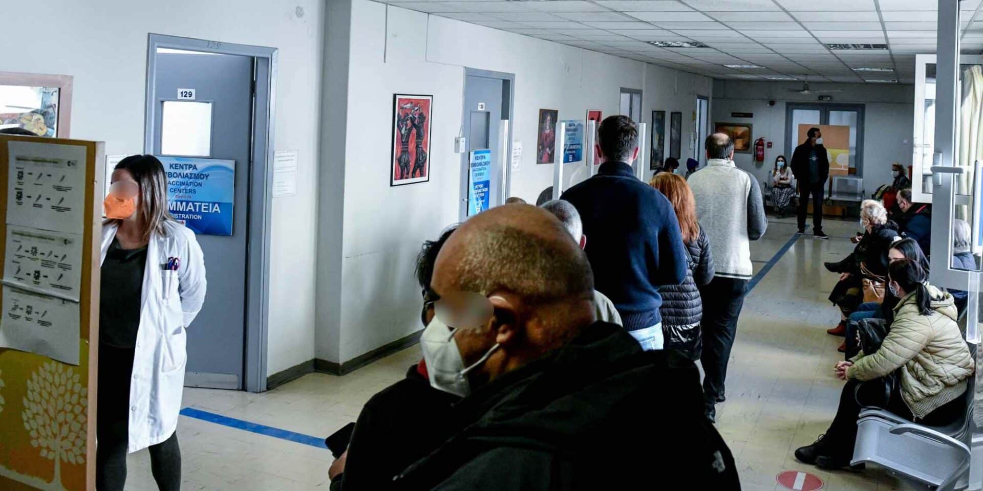 Πολίτες σε εμβολιαστικό κέντρο