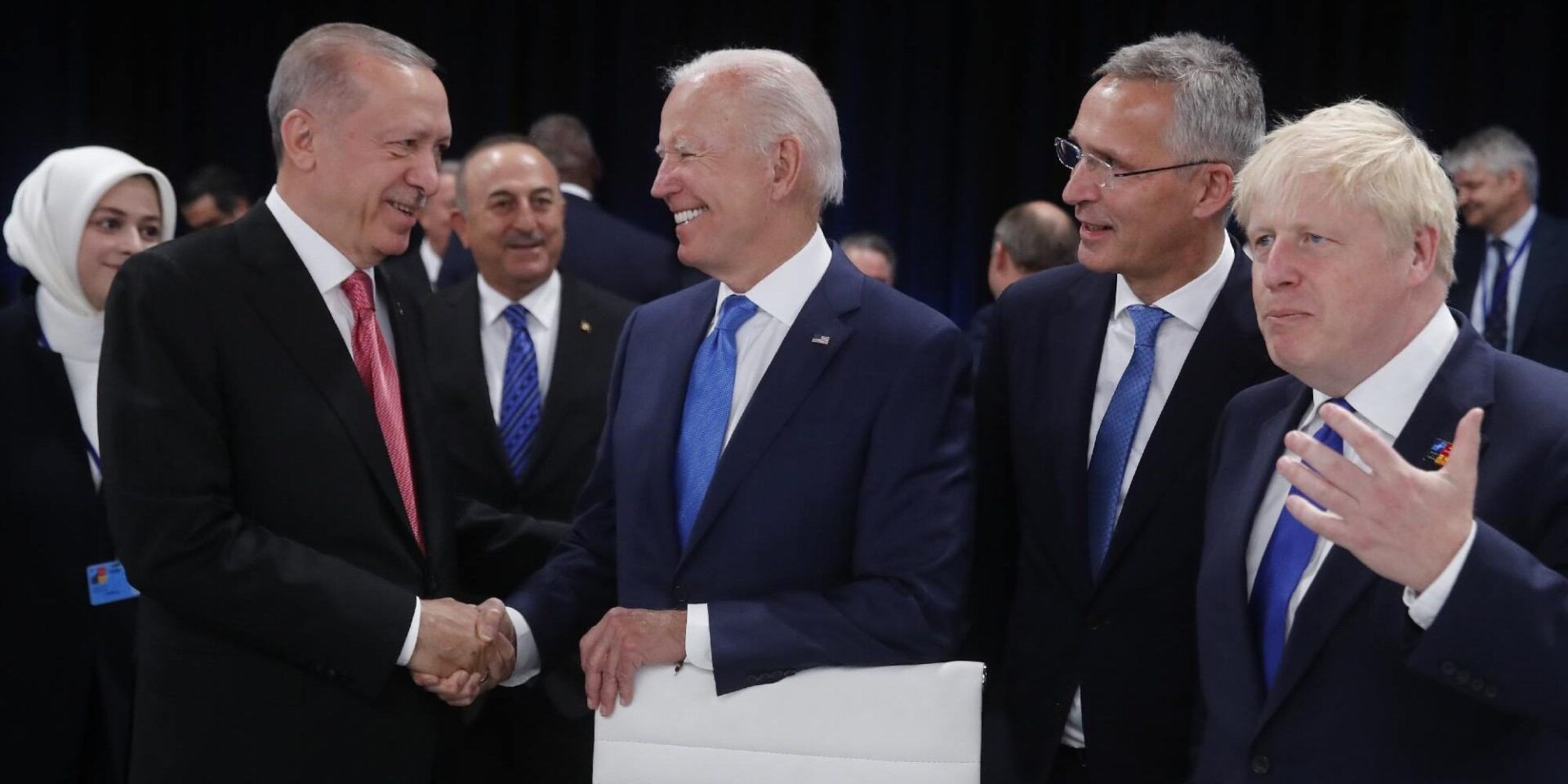 O Ταγίπ Ερντογάν κάνει χειραψία με τον Τζο Μπάιντεν - Δεξιά ο Γενς Στόλτενμπεργκ και ο Μπορίς Τζόνσον