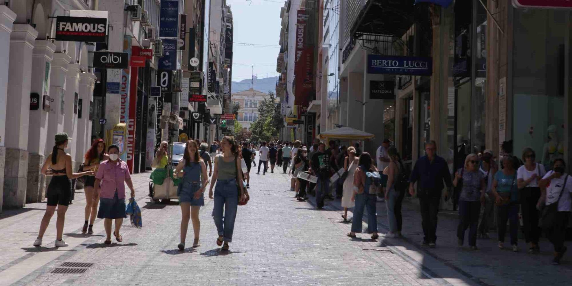 Κόσμος περπατάει στην Ερμού - Ανάπτυξη - Servicers