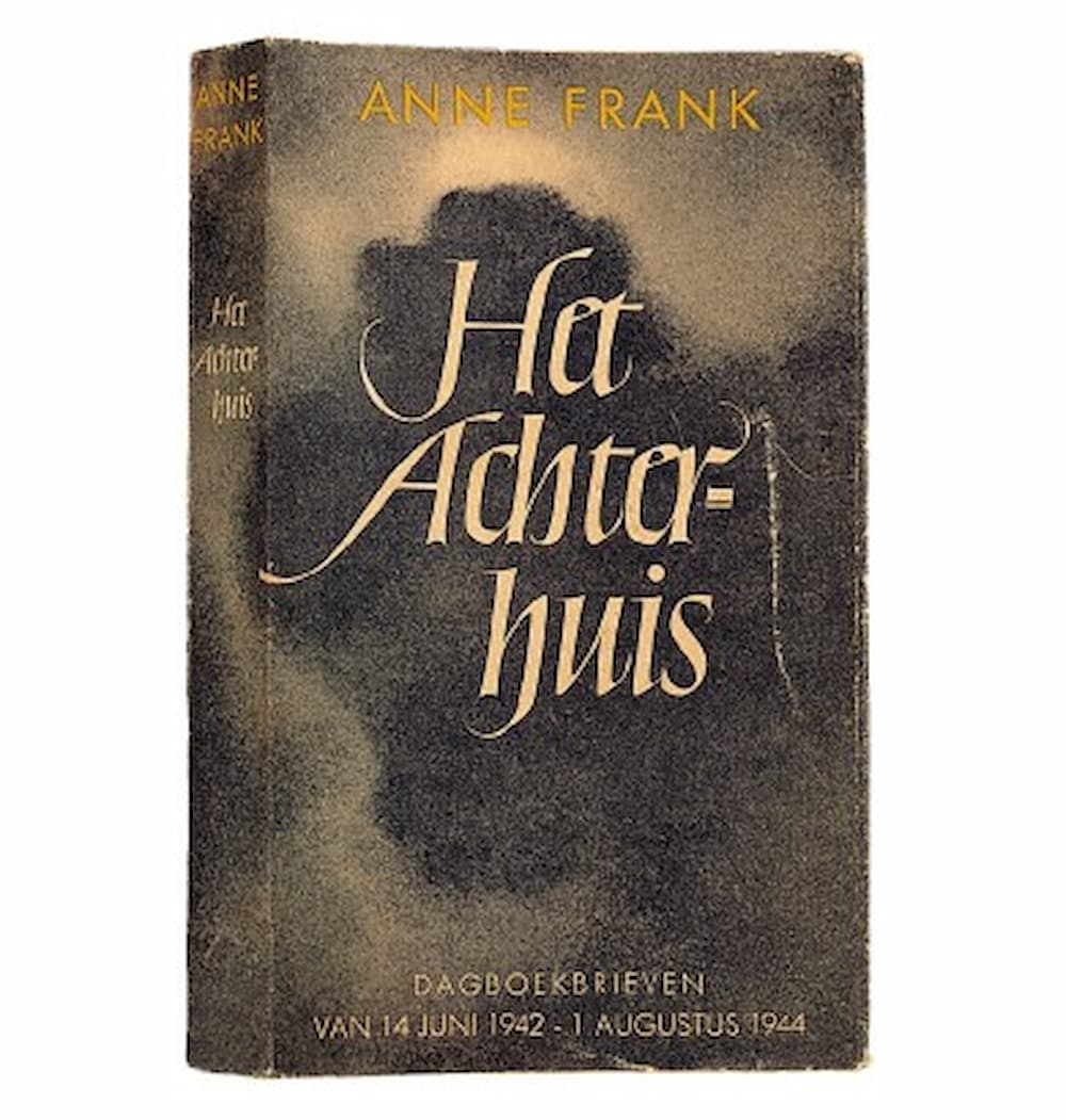 First edition - Η 13χρονη Άννα Φρανκ παίρνει δώρο το πρώτο της ημερολόγιο - Εκεί θα αποτυπώσει όπως κανένας ενήλικας δεν μπόρεσε τη φρίκη του ναζισμού