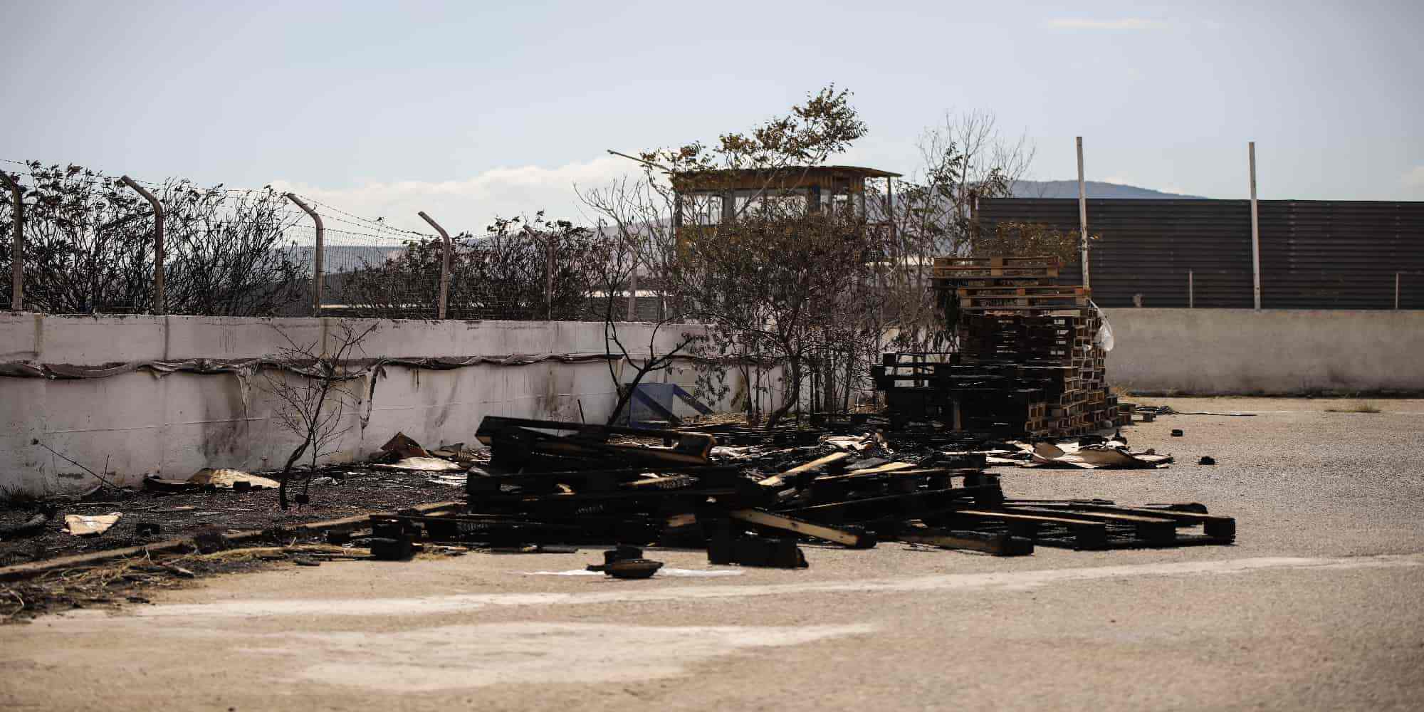 Καταστροφές από την πυρκαγιά που ξέσπασε σε προαύλιο εργοστασίου κατασκευής πλαστικών στον Ασπρόπυργο, επί της οδού Αγίας Σοφίας