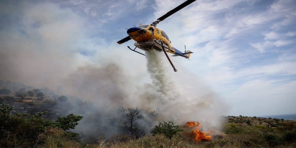 Ελικόπτερο της Πυροσβεστικής στην φωτιά της Γλυφάδας