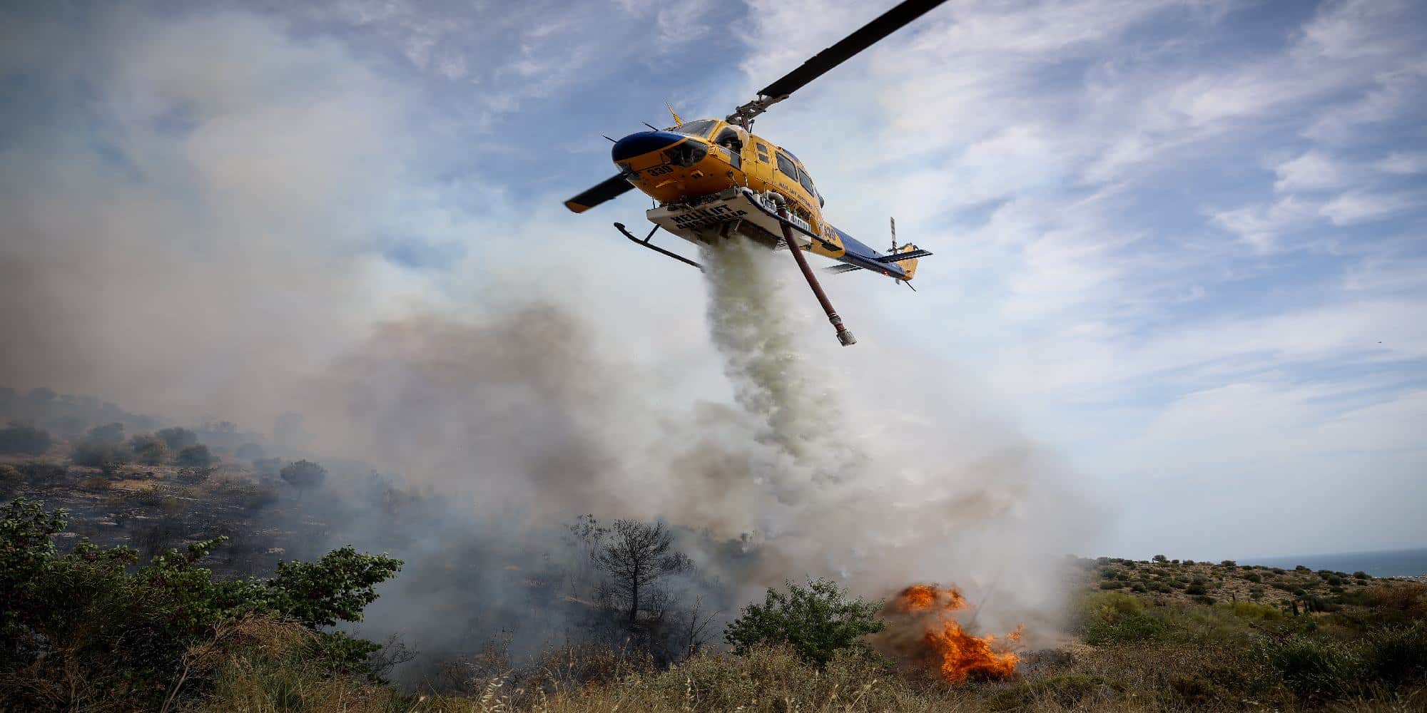 Ελικόπτερο της Πυροσβεστικής στην φωτιά της Γλυφάδας