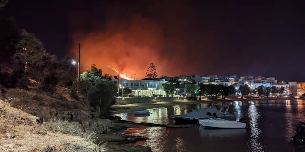 Fwtia Paros 2 14 6 22 - Φωτιά στην Πάρο: Μικρές αναζωπυρώσεις - Ενισχύθηκαν οι πυροσβεστικές δυνάμεις (εικόνες & βίντεο)