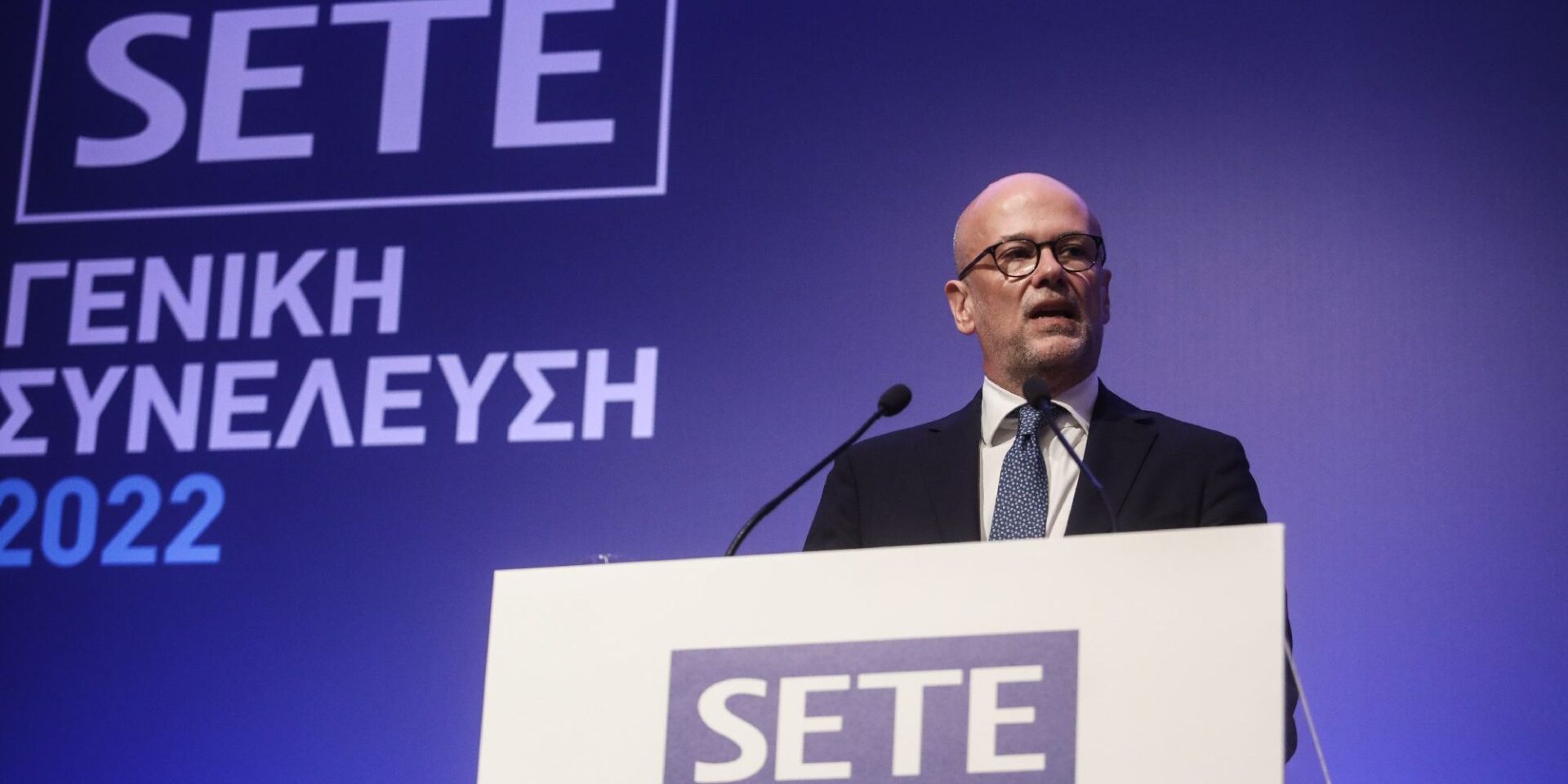 O πρόεδρος του ΣΕΤΕ Γιάννης Ρέτσος στο βήμα της τακτικής γενικής συνέλευσης του Συνδέσμου