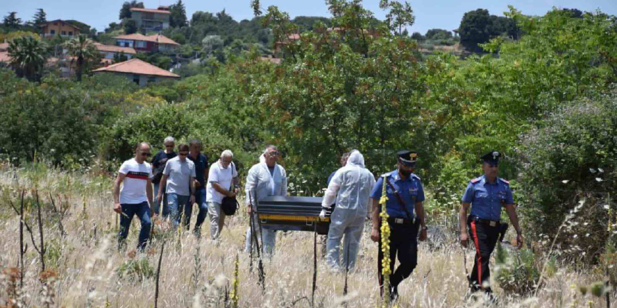 H αστυνομία μετακινεί το πτώμα ενός πεντάχρονου κοριτσιού που δολοφονήθηκε από την μητέρα του στην ιταλία