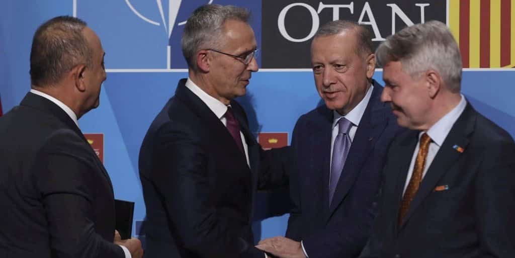 Ο γενικός γραμματέας του ΝΑΤΟ Γενς Στόλτενμπεργκ ανταλλάσσει χειραψία με τον Τούρκο πρόεδρο Ρετζέπ Ταγίπ Ερντογάν μετά την υπογραφή συμφωνίας για την άρση του τουρκικού βέτο στην ένταξη της Φινλανδίας και της Σουηδίας στο ΝΑΤΟ, στη Μαδρίτη