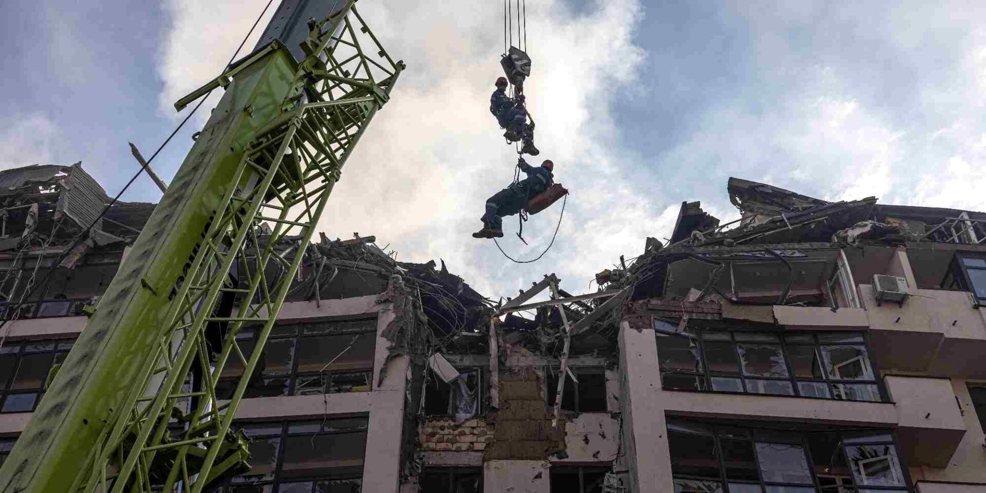 Διασώστες σε κατεστραμμένο κτίριο κατοικιών μετά από ρωσικό βομβαρδισμό στην περιοχή Σεβτσενκίβσκι του Κιέβου, Ουκρανία