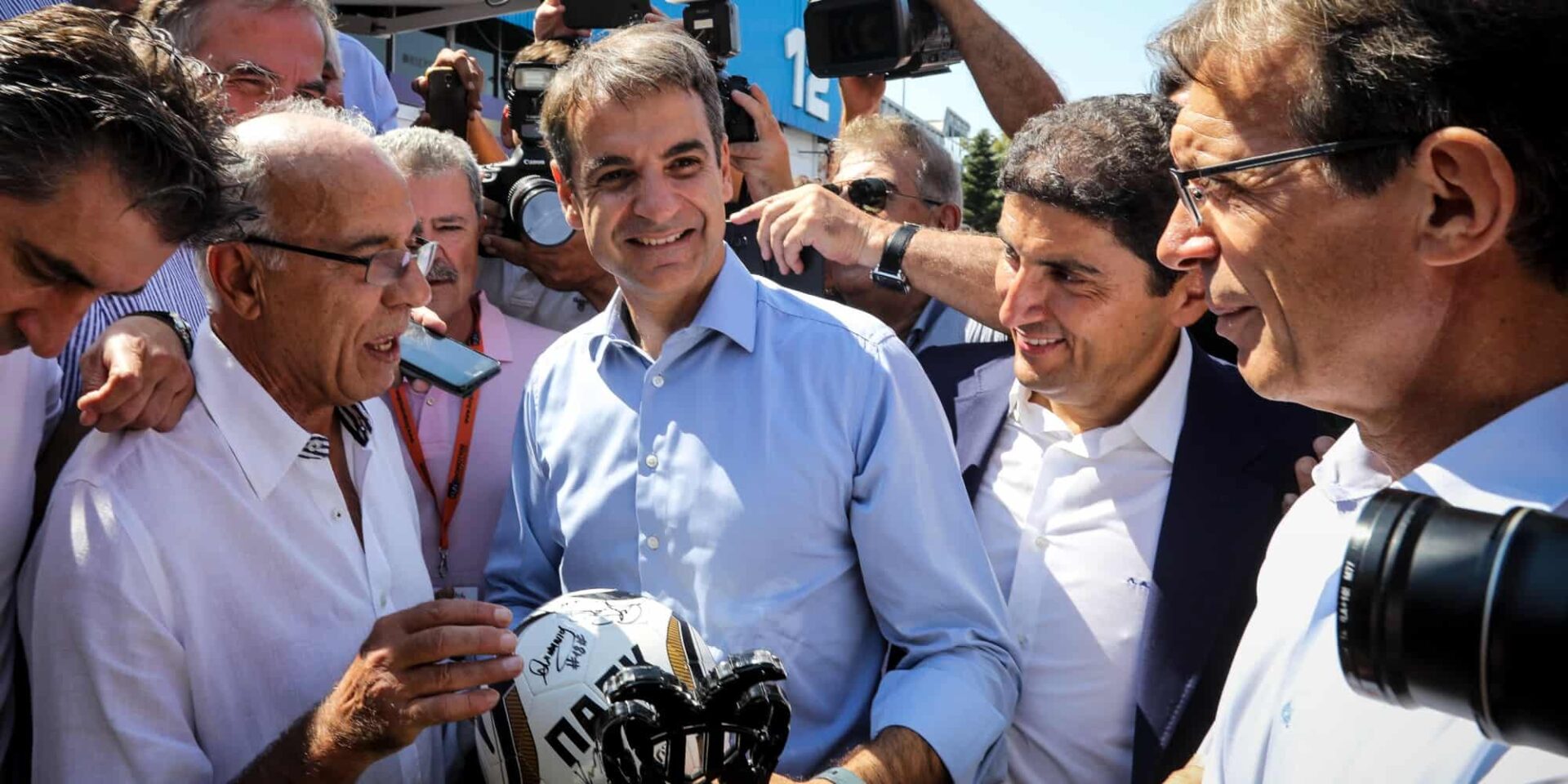 Ο Κυριάκος Μητσοτάκης με μπάλα ΠΑΟΚ