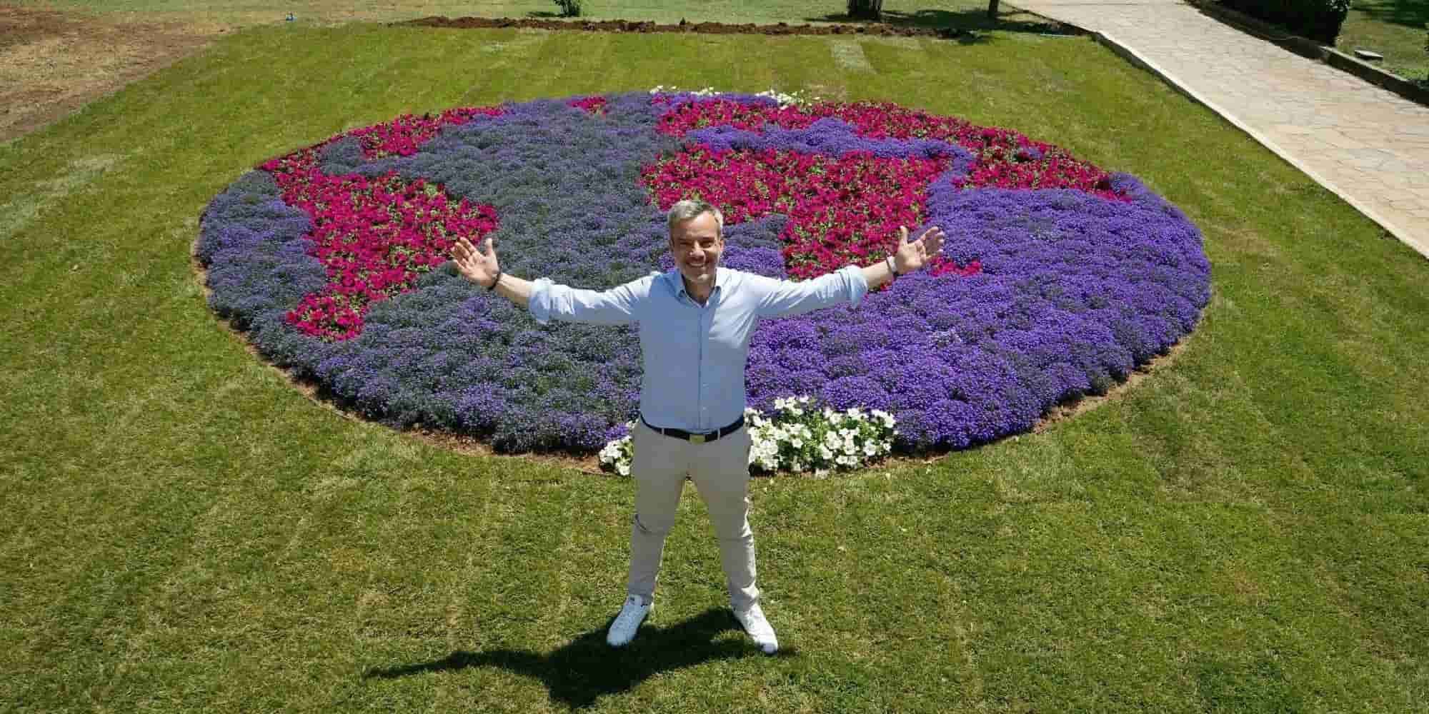 Ο Δήμαρχος Θεσσαλονίκης Κωνσταντίνος Ζέρβας στην υδρόγειο από λουλούδια