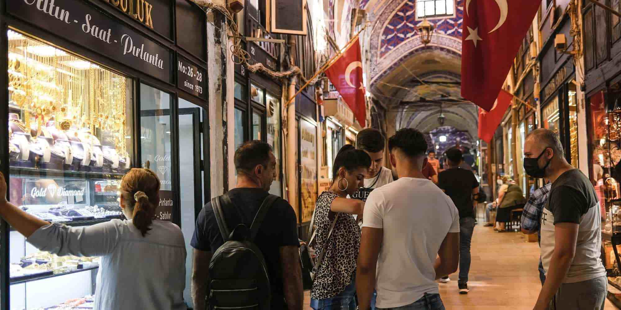 Κόσμος στην αγορά της Κωνσταντινούπολης