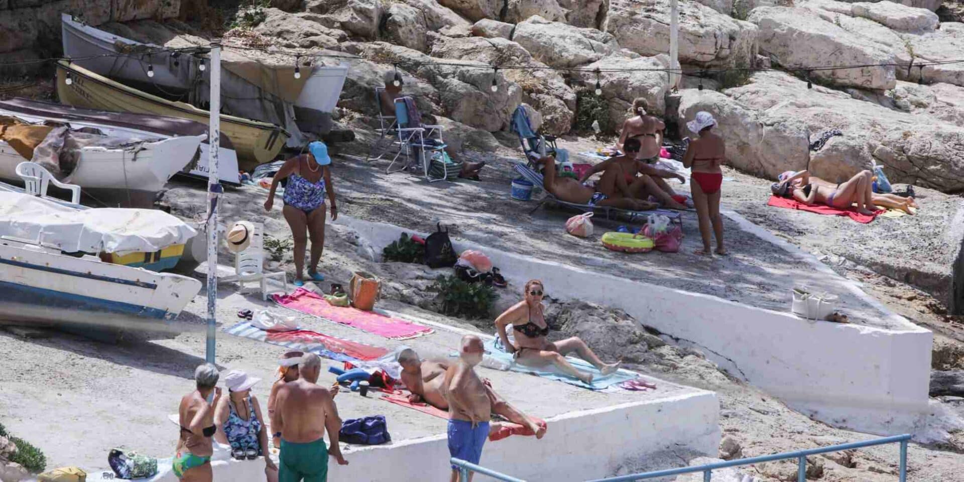 Πολίτες με τα μαγιό τους στην Πειραϊκή