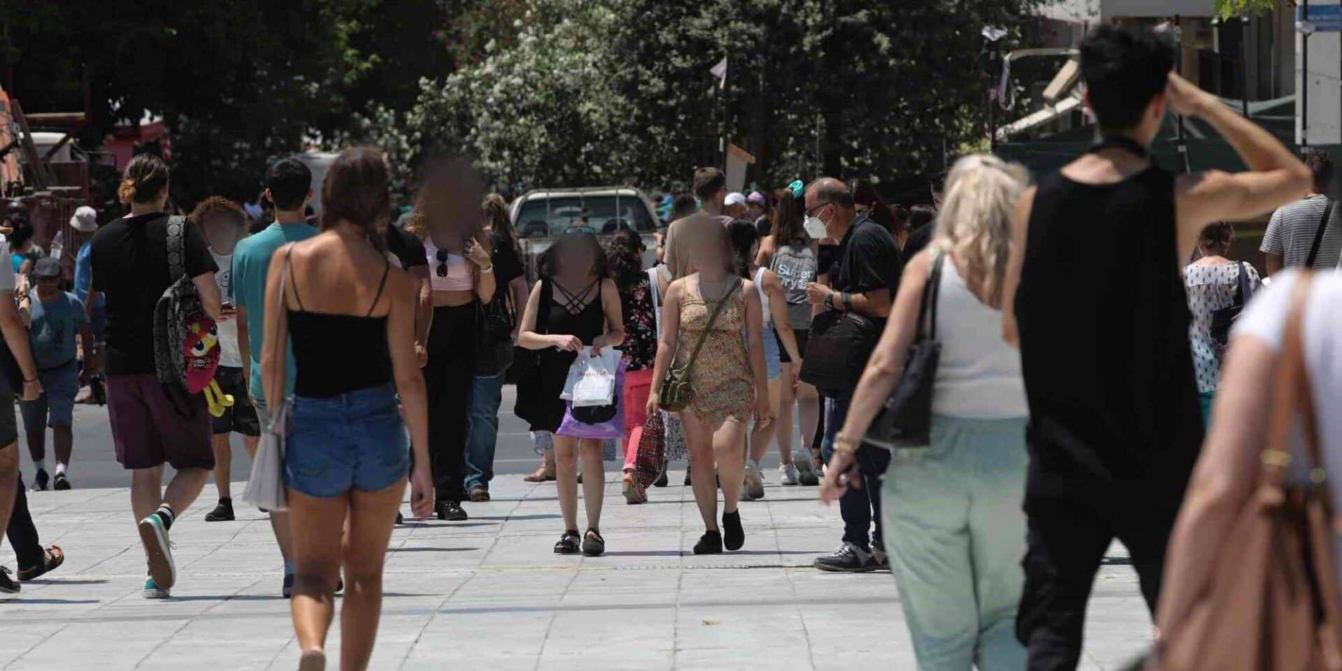Κόσμος περπατάει στην Πλατεία Συντάματος