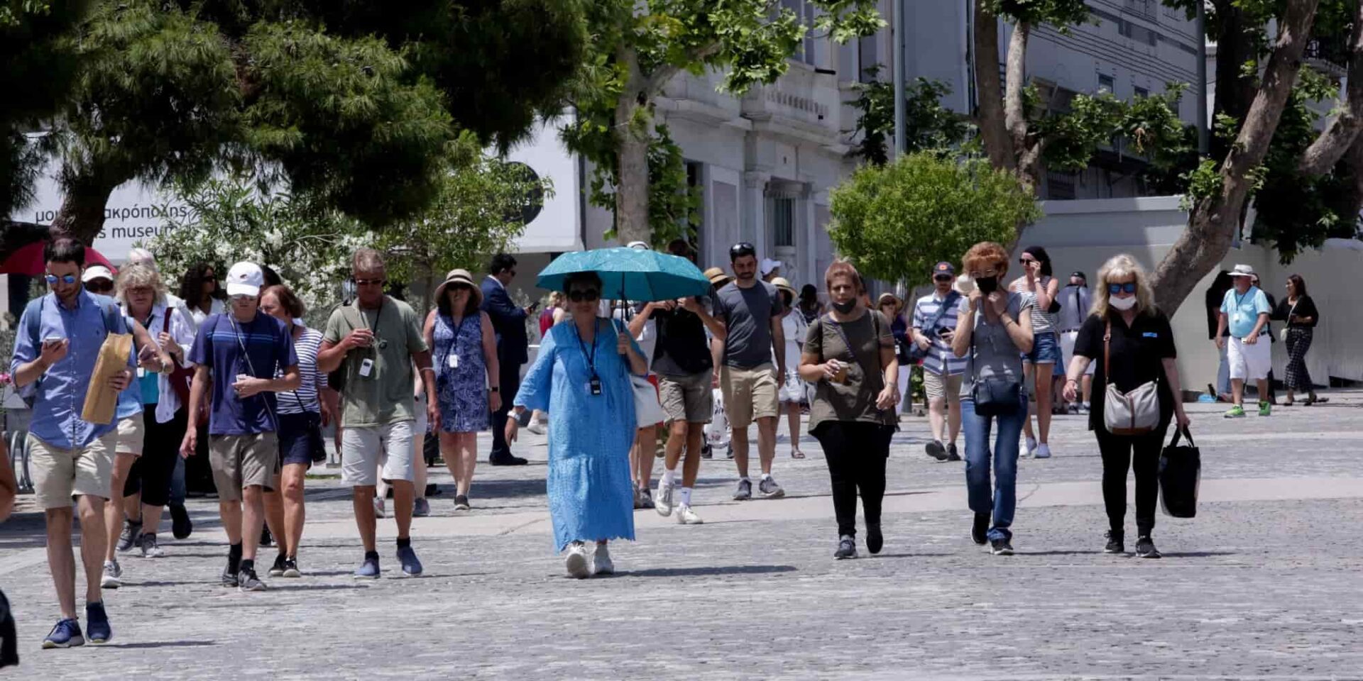 Κόσμος περπατά στην Αθήνα