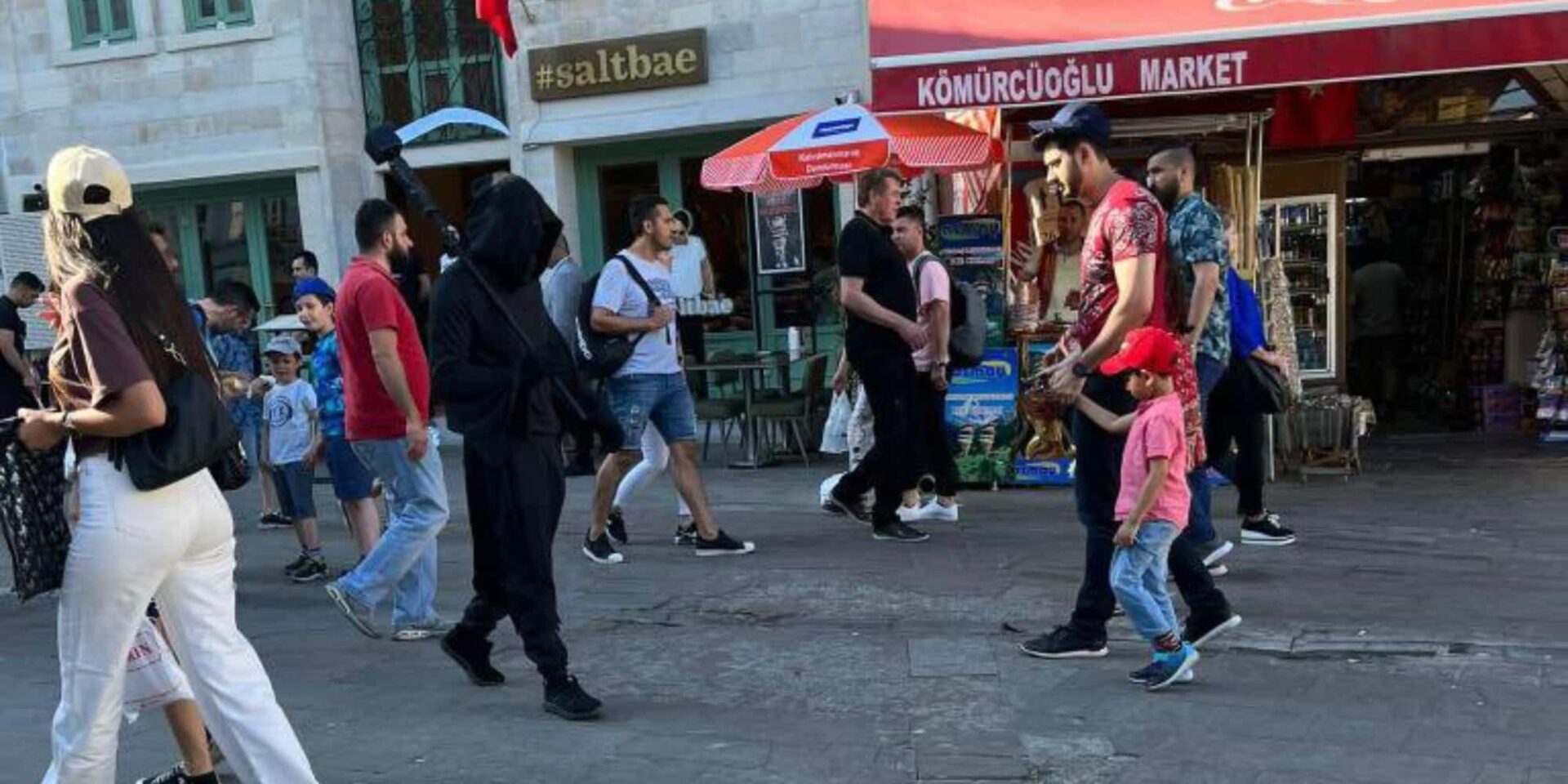 O άνδρας με τα μαύρα που αυτοπυρπολήθηκε