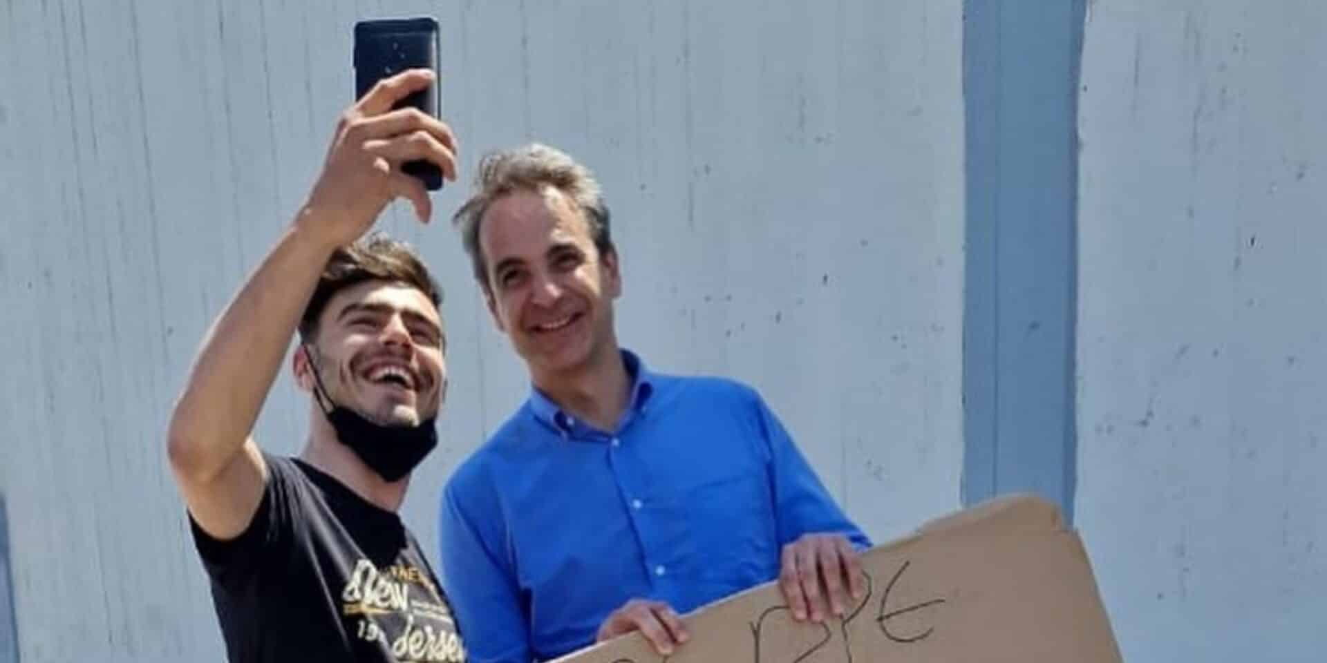 H selfie του νεαρού Αντώνη με τον Κυριάκο Μητσοτάκη