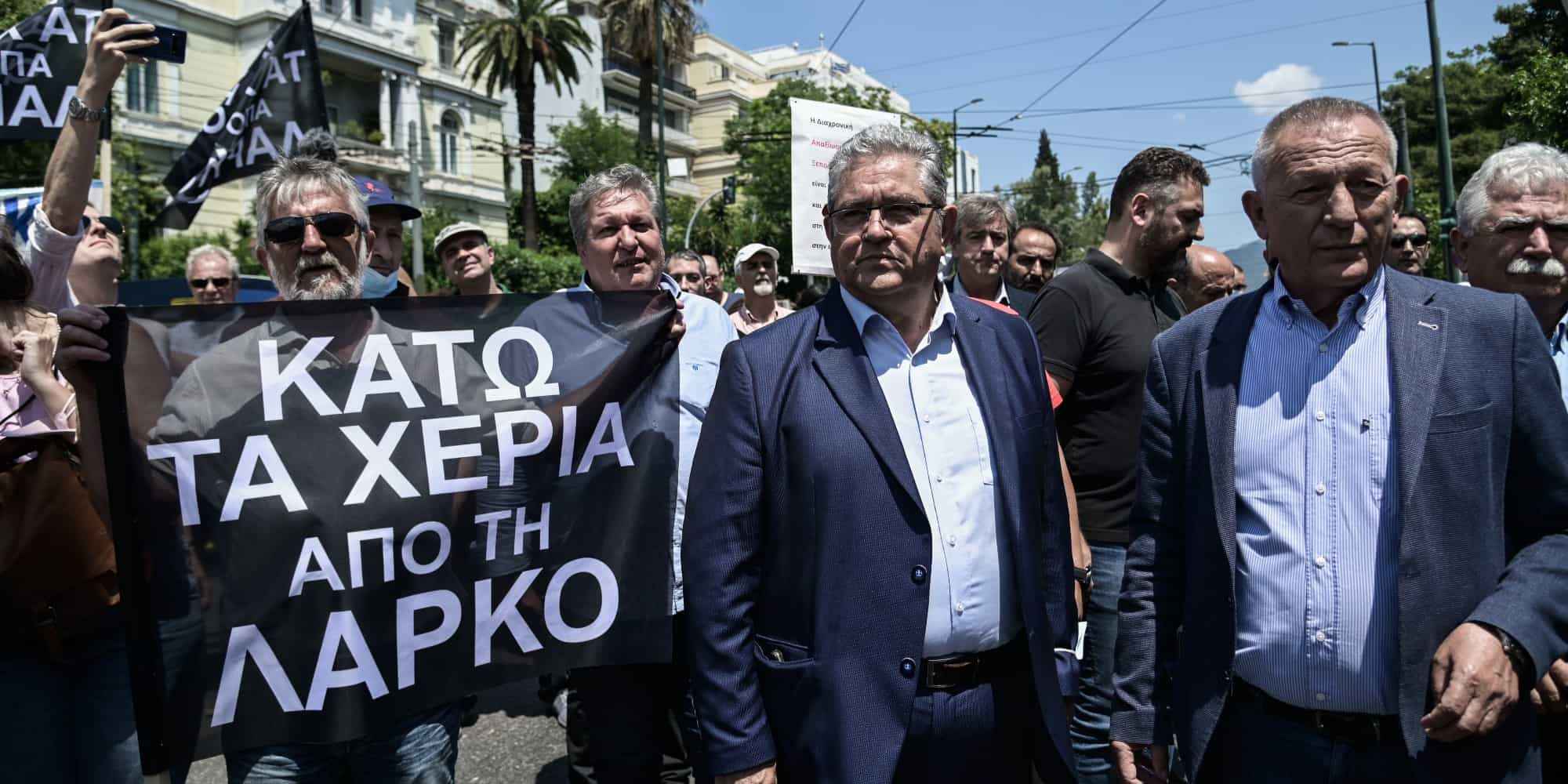 Ο Δημήτρης Κουτσούμπας με τον Θανάση Παφίλη στη συγκέντρωση των εργαζομένων της ΛΑΡΚΟ