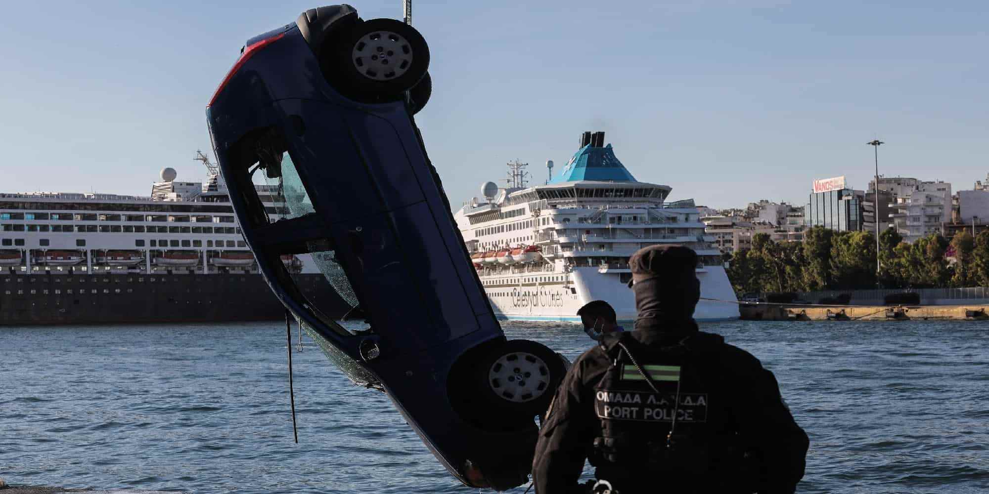 Ανέλκυση αυτοκινήτου που έπεσε στο λιμάνι του Πειραιά;