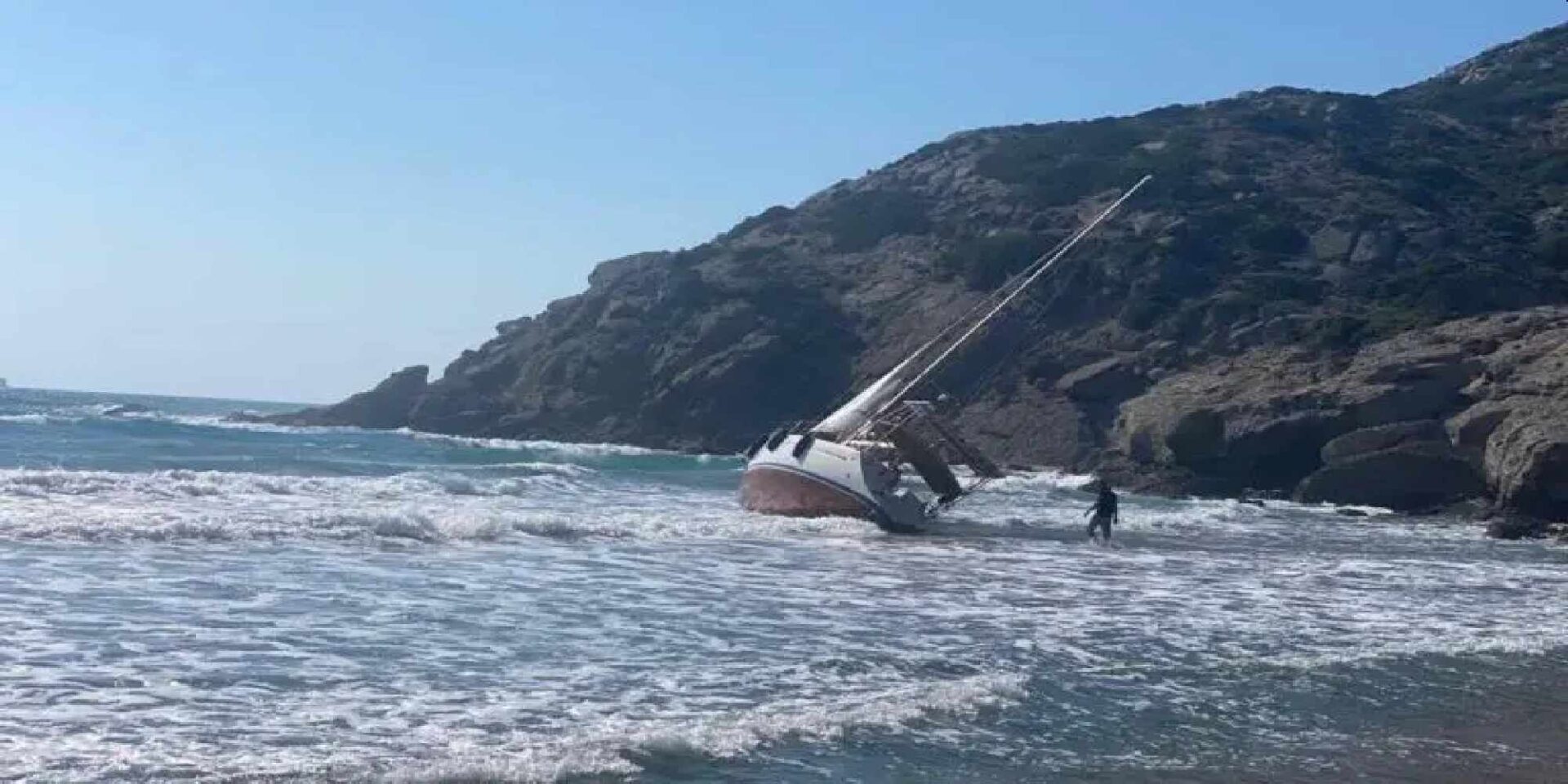 Ιστιοφόρο που προσάραξε στη Ρόδο