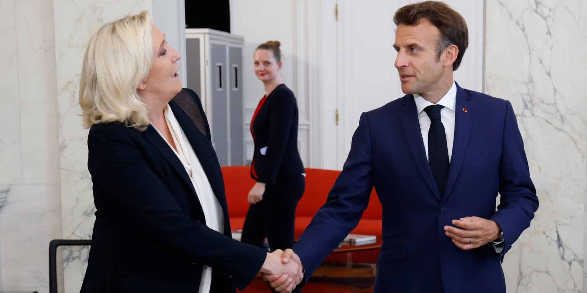 Η επικεφαλής της γαλλικής ακροδεξιάς Μαρίν Λεπέν κάνει χειραψία με τον πρόεδρο της Γαλλίας Εμανουέλ Μακρόν μετά από συνομιλίες στο προεδρικό Μέγαρο των Ηλυσίων