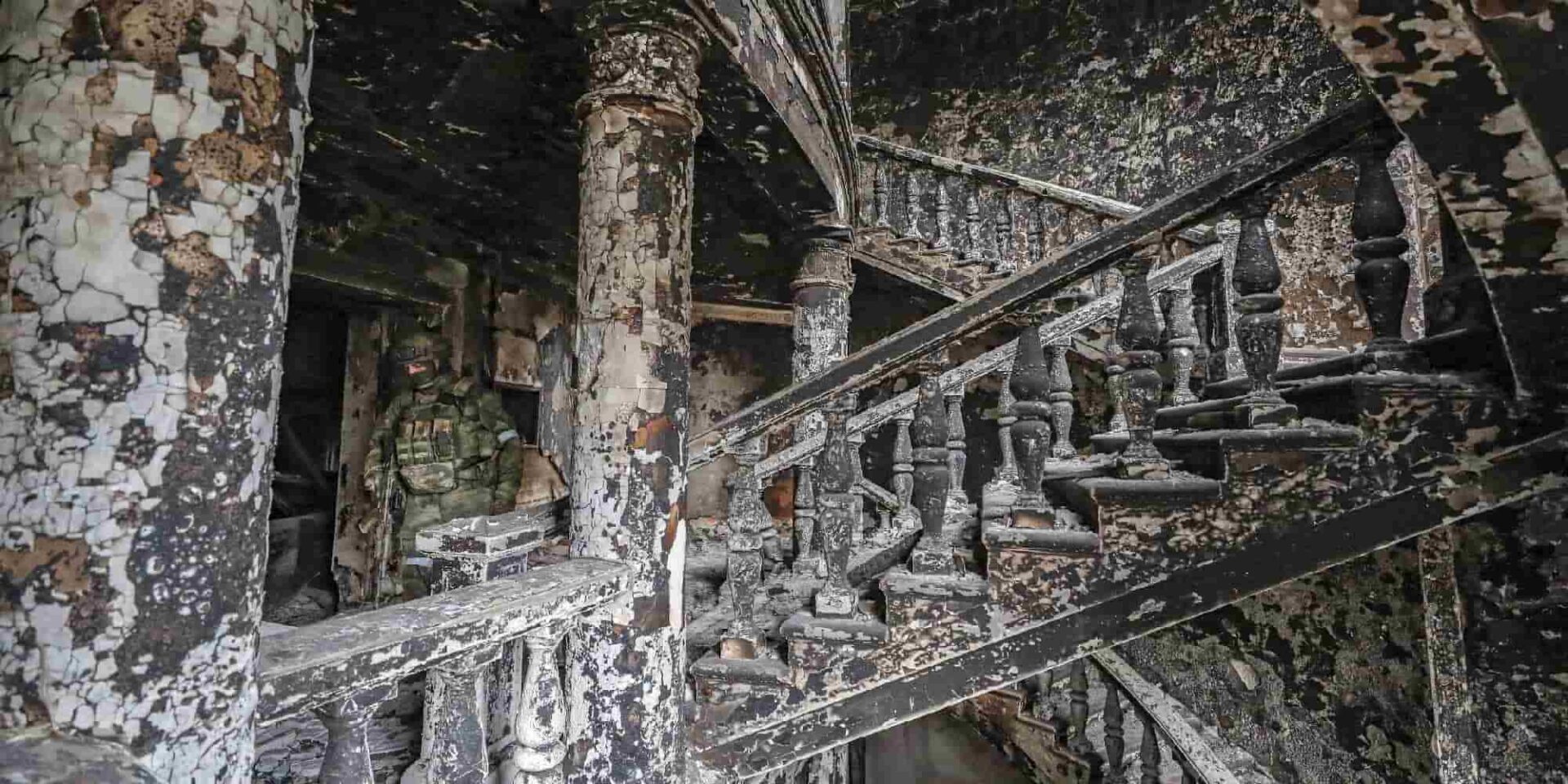 Καταστροφές σε θέατρο της Μαριούπολης στην Ουκρανία