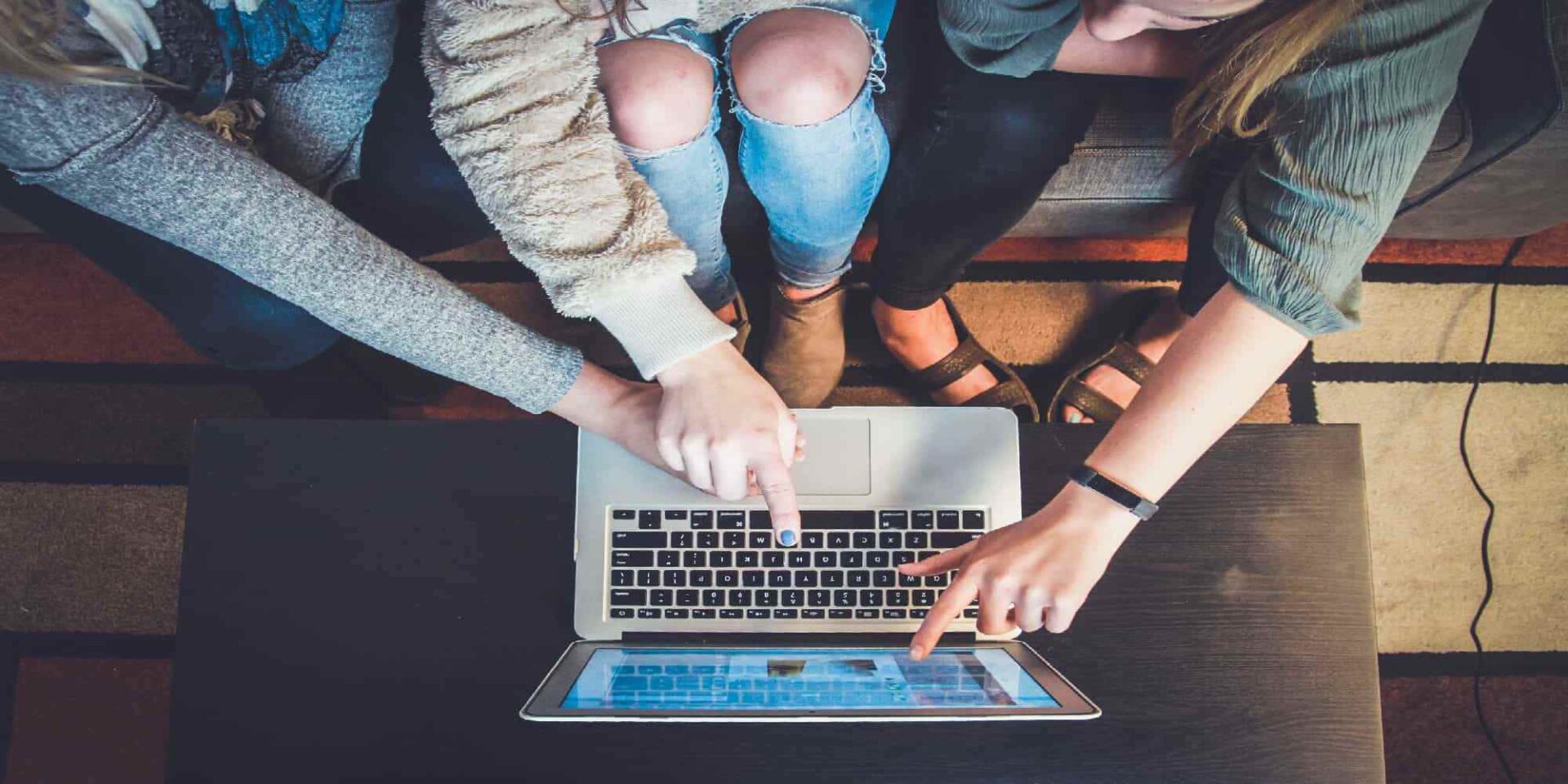 Νέες κοπέλες μπροστά σε laptop