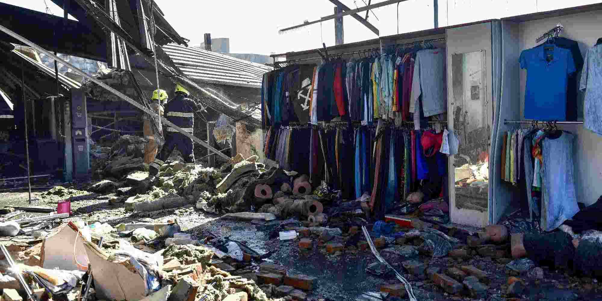 Συντρίμμια μετά από τον ρωσικό βομβαρδισμό στο εμπορικό κέντρο στην πόλη Κρεμεντσούκ της Ουκρανίας