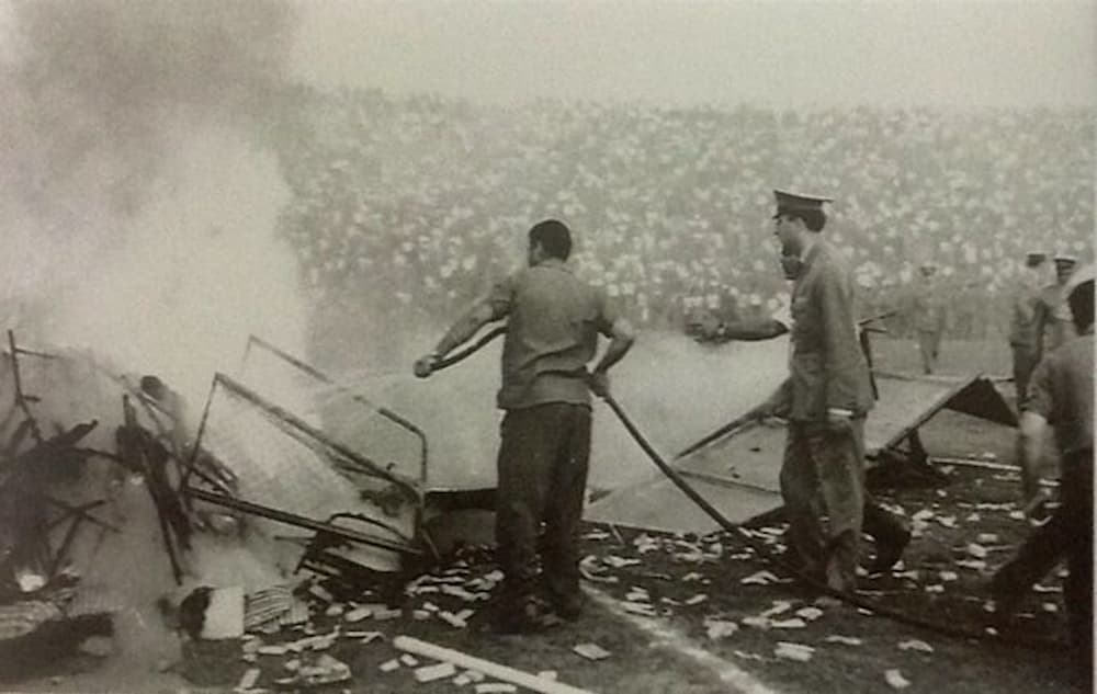 PAO OSFP 1964 7 1 - Παναθηναϊκός - Ολυμπιακός: Όταν 25.000 οπαδοί έκαναν «ντου» στη Λεωφόρο γιατί θεώρησαν ότι το ματς ήταν στημένο (εικόνες & βίντεο)